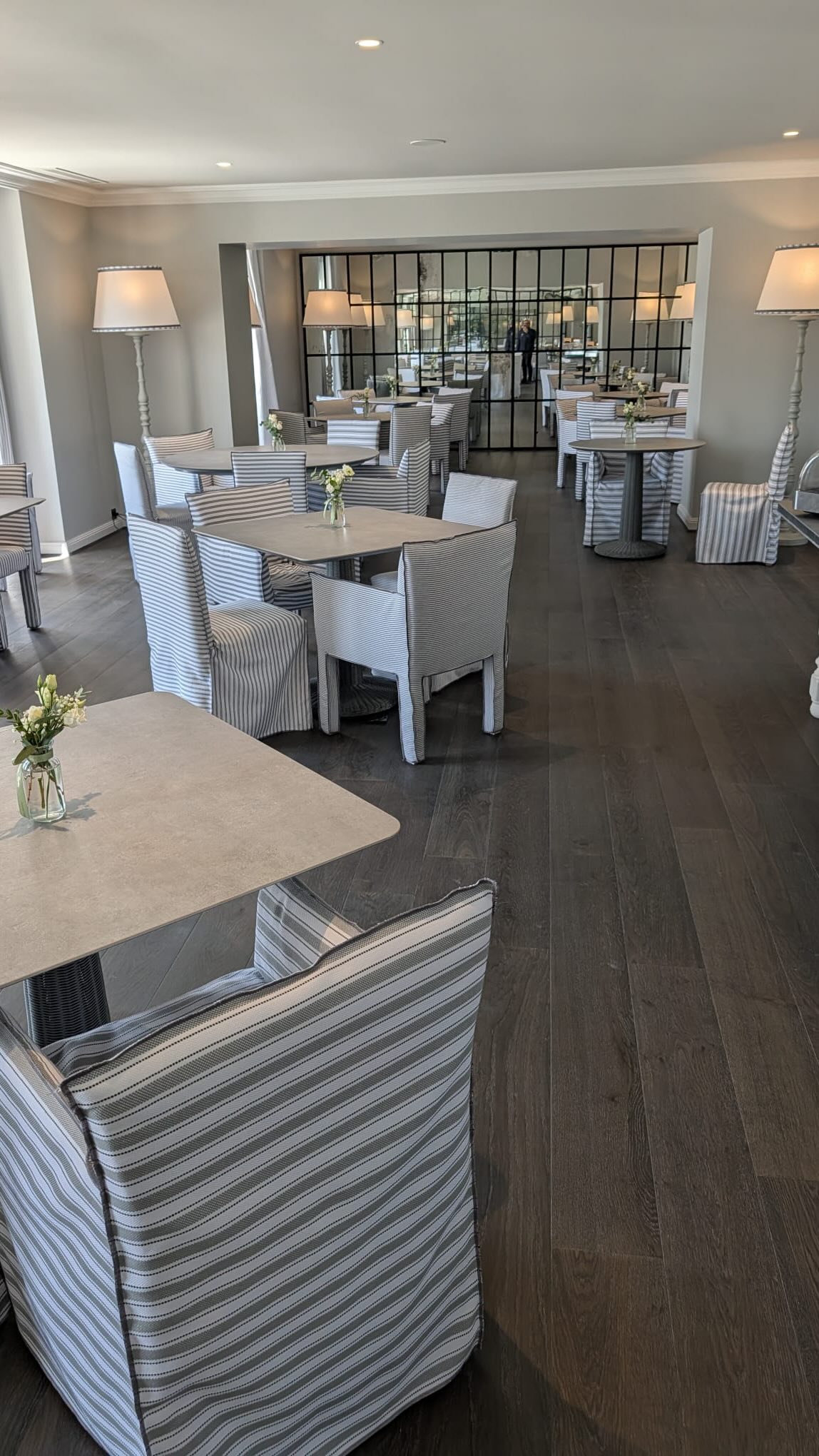 Résultat final à l’Hôtel Cordeillan-Bages (Como) 🪵
Retour en images sur la transformation du restaurant dans le cadre de ce chantier d’envergure. Pose collée avec ses finitions.
Merci à @reverso_revetements pour leur confiance sur ce projet 🤝
📍 Réalisation par Parquet D’argent en Gironde
#parquetdargent #posedeparquet #renovationinterieur #gironde #chantierprofessionnel