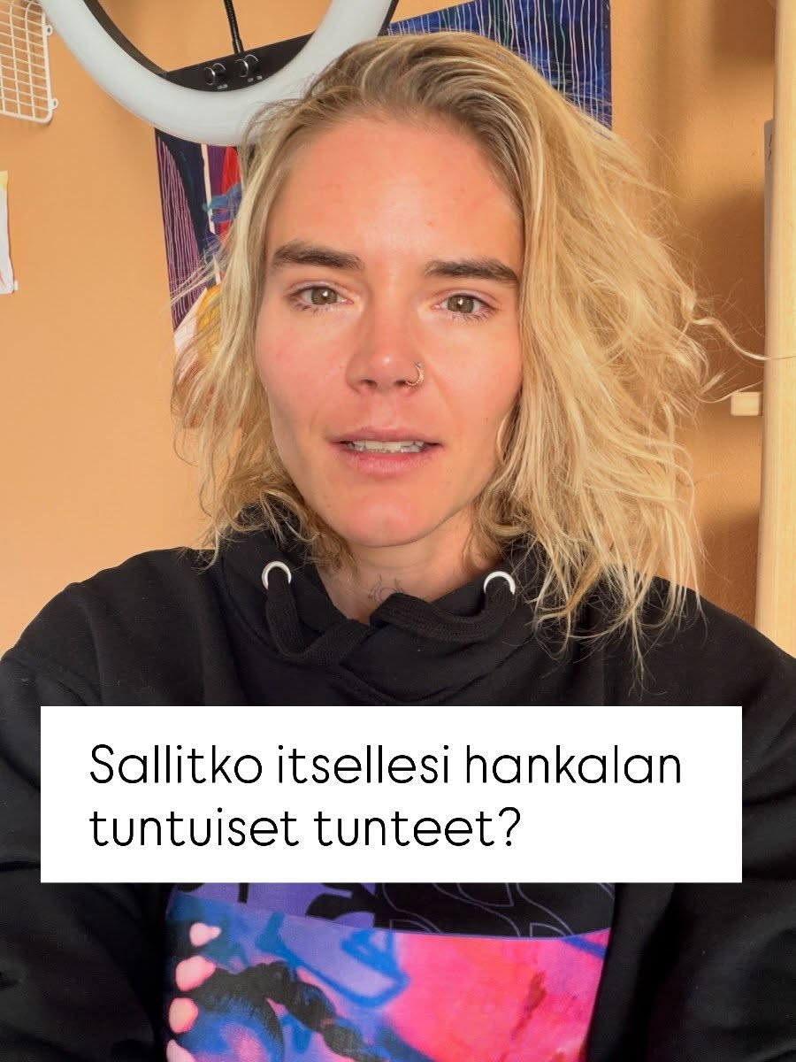 Sisämpään sattuu, norsu istuu rinnan päällä, jokin kuristaa kurkkua. Tekisi mieli karjua koko maailmalle, hautautua kotiin, heittää kaikki vain roskakoriin ja pyyhkiä pöytä puhtaaksi. Saatat tuntea, että itkua olisi sinussa litrakaupalla, pelätä sen hallitsemattomuutta ettei se lopu tai ehkä itku on kuin jumissa padon takana sisälläsi.
On paljon hankalia tunteita. Kysymys kuuluu, mitä teet niiden kanssa? Ne saa meidät niin helposti taistoon, piilottamaan ne, tukahduttamaan, syvään ristiriitaan itsemme kanssa. Ne ovat suojakeinojamme. Ja kun jossain vaiheessa hankalat tunteet ovat kasautuneet riittävästi ne vaan purkautuu halusimme tai emme. Useinkaan se ei ole kaunista tai hallittua.
Kun hankalia tunteita ei salli, se on kuin puristaisi kädet hemmetin kovaa nyrkkiin. Koko elämä joutuu sinussa puristuksiin, keho kiristyy ja uit vastavirtaan. Se on kuormittavaa ja raskasta. Ihmistä ei ole tehty jaksamaan sitä.
Voisitko edes hetken harkita, että sallisit tunteesi? Antaisit niiden kaikkien olla, tuntua, tulla näkyviksi. Kuin istumaan viereesi sohvalle, hyväksyä, antautua? Mitä silloin voisi avautua sinussa? Jokin sinussa saattaa huutaa kauhusta vai tästä ajatuksesta, salli sekin.
Hankalan tuntuisilla tunteilla on tärkeä merkitys meissä kaikissa. Jokaisella tunteella on viesti mukanaan, jonka voit oppia kuulemaan kun sallit tunteesi. Liian harvalle on annettu lupa tuntea hankalan tuntuisia tunteita lapsuudessa, saati ilmaista niitä ja olla niiden kanssa turvallisen aikuisen kanssa.
Sinä voit olla itsellesi se turvallinen aikuinen. Terapeutti voi olla sun tukena prosessissa. Voit oppia olemaan sisälläsi olevan pienen lapsen lähellä, kertoa että ei ole hätää, sinussa ei ole mitään vikaa - minä olen tässä enkä lähde. Kun tunnemme, elämme. Voisitko antaa rakas elämälle lupa virrata? ❤️
P.s Parisuhde Bootcamp -verkkokurssi vielä toukokuun ajan 50% eli 49,50€ (norm.99€)❣️ Se on mahdollisuus yksin ja yhdessä kumppanin kanssa mun tukemana kohdata rehellisesti suhteenne ihanat kuin hankalan tuntuiset tunteet ja asiat. 🙏
➡️ www.puhumuru.shop
#tunteet #tunnetaidot #ihmisuhteet #itsetutkiskelu