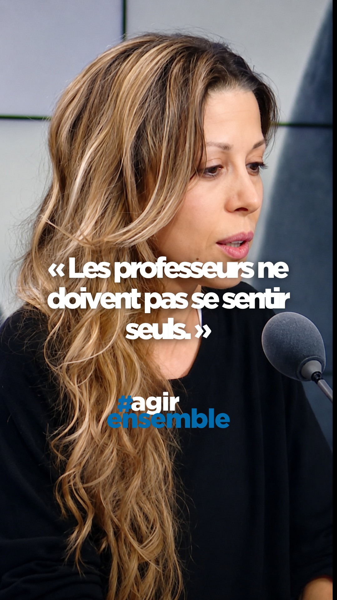 « Les professeurs ne doivent pas se sentir seuls. »
Tristane Banon appelle les parents de France à se mobiliser autour du film L’Abandon :
🗣️ « Il faut convaincre les parents d’aller le voir pour montrer aux professeurs qu’ils ne sont pas seuls. Ils pourront ensuite organiser sa diffusion pendant un an via un site dédié. »
Un témoignage fort sur la transmission, le courage et le silence qui ne doit plus gagner.
#agirensemble #SamuelPaty #LAbandon #Transmission #Education #RMC #EstelleMidi
