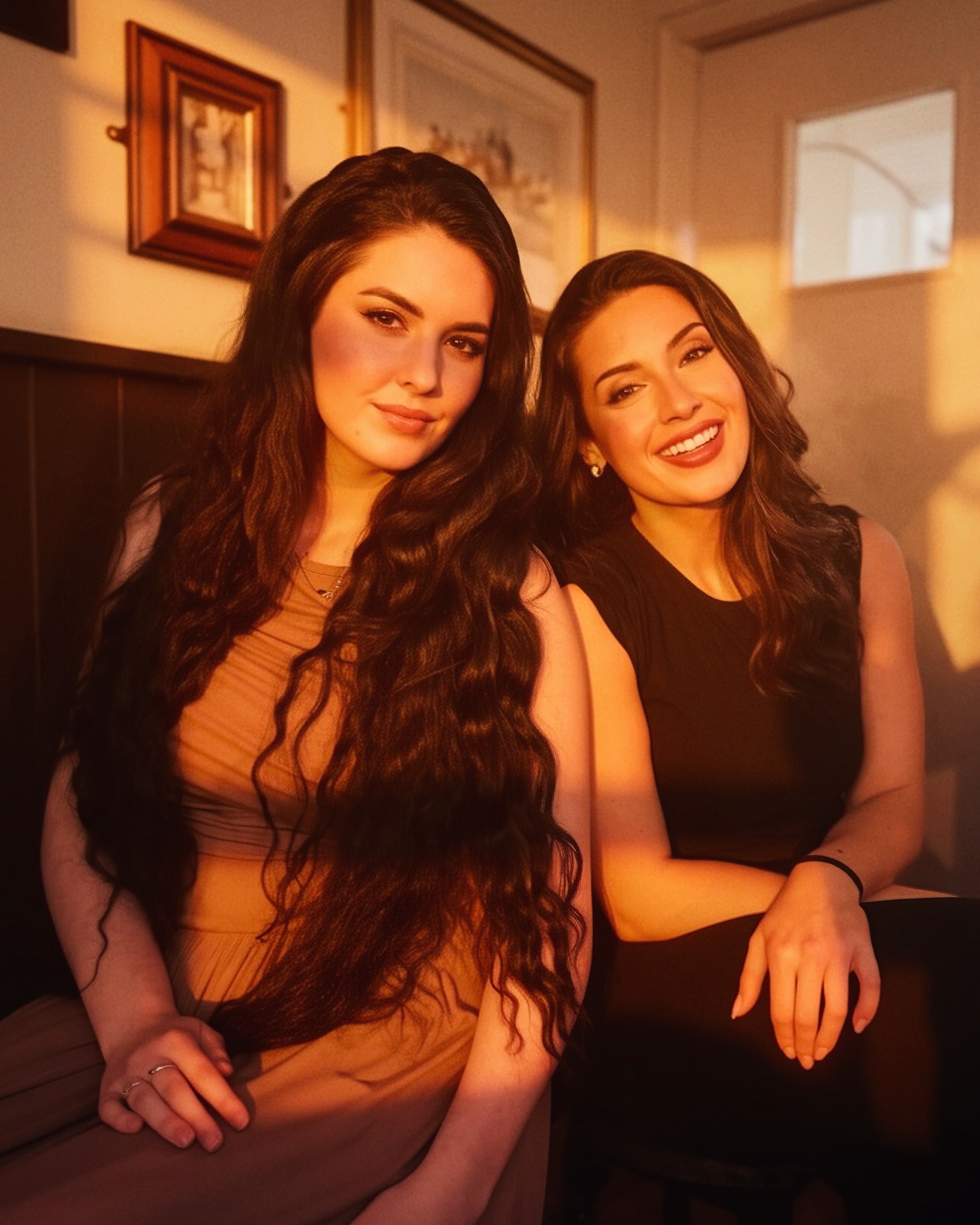 Tosca twins 🤍 Toi toi toi to the one and only @caitlingotimer for this week’s premiere, making history with the first ever Tosca performed at @glyndebourne! 🎵