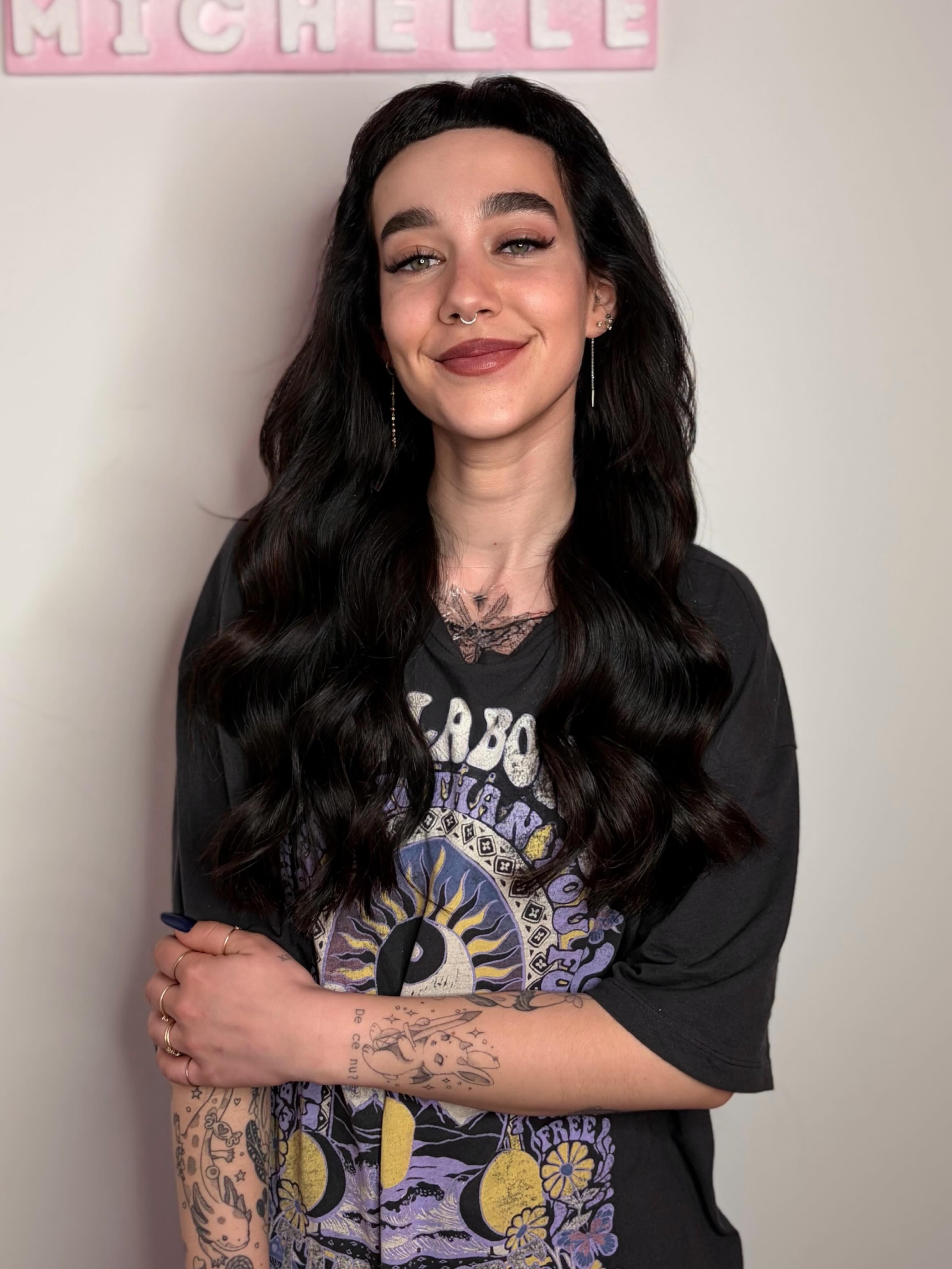 Lei aveva sempre tenuto i capelli cortissimi perché non riusciva mai a sentirsi bene con la lunghezza media… appena crescevano un po’, li tagliava di nuovo 🥹
Questa era la sua PRIMA volta con le extension capelli 100% veri e si è innamorata del risultato dal primo secondo 😭🩷
Abbiamo applicato il mio metodo microring con cucitura, una tecnica delicata senza colla e senza cheratina, pensata per lasciare crescere i capelli naturali sani sotto ✨
Il risultato?
Lunghezza, volume ed effetto super naturale già dal primo appuntamento 💕
Se anche tu sogni capelli lunghi ma non hai pazienza di aspettare anni di crescita… forse è arrivato il momento di provare davvero le extension 🩷
📍Milano
💳 Pagamento anche in 3 rate con Klarna/PayPal