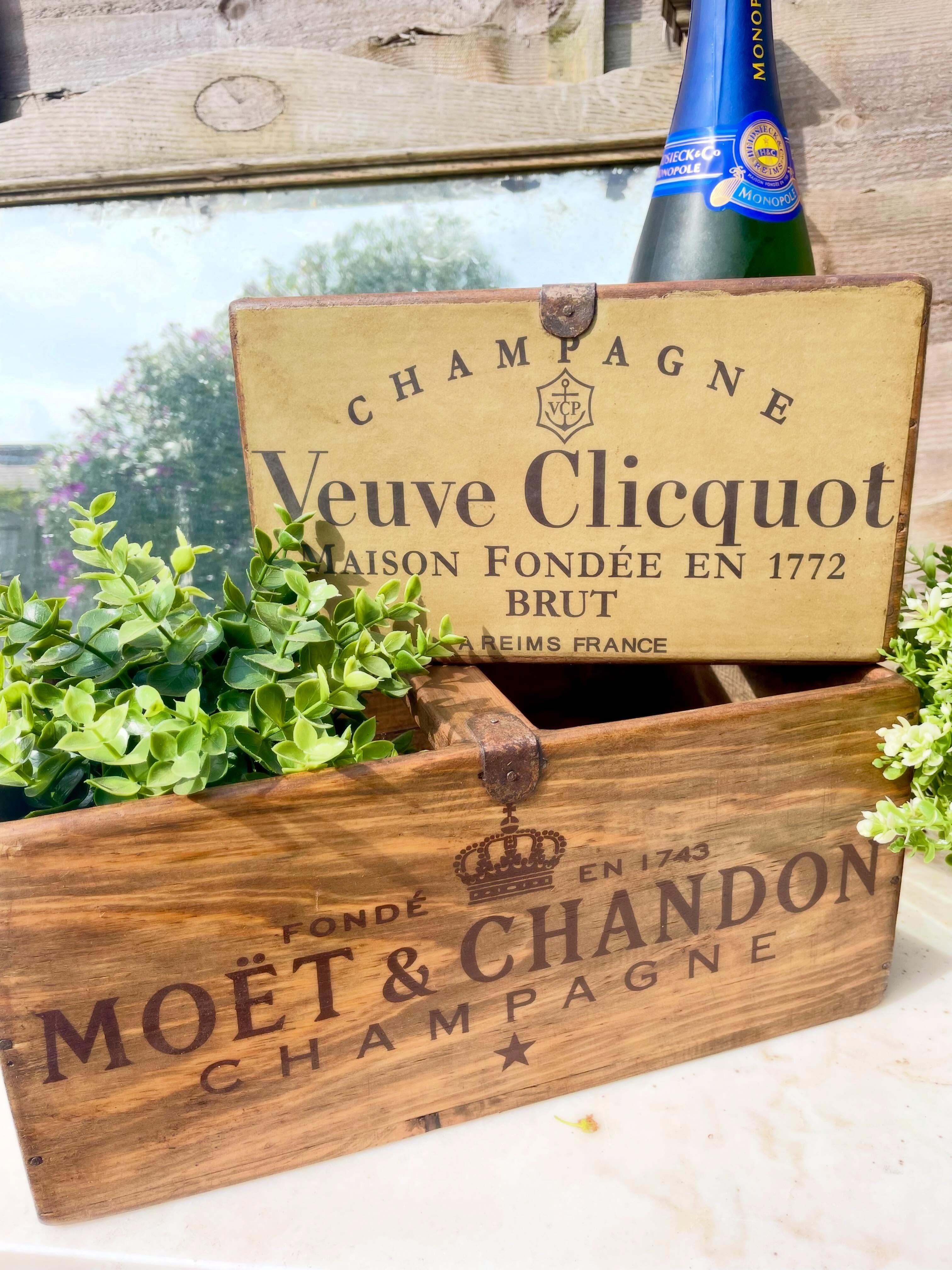Bring some champagne lifestyle to your life without blowing the budget! 🍾
Gorgeous wooden boxes perfect for keeping bottles, plants, flowers…or maybe something else. Veuve Clicquit or Moët & Chandon? Large or small? Each come with 2 sections and central grab bar, sturdy and solid.
Veuve W27cm x 14cm £25
Moët 35cm x 22cm £30
Have a great day! 😁
#champagne #moet #veuveclicquot #bottleholder #plantholder