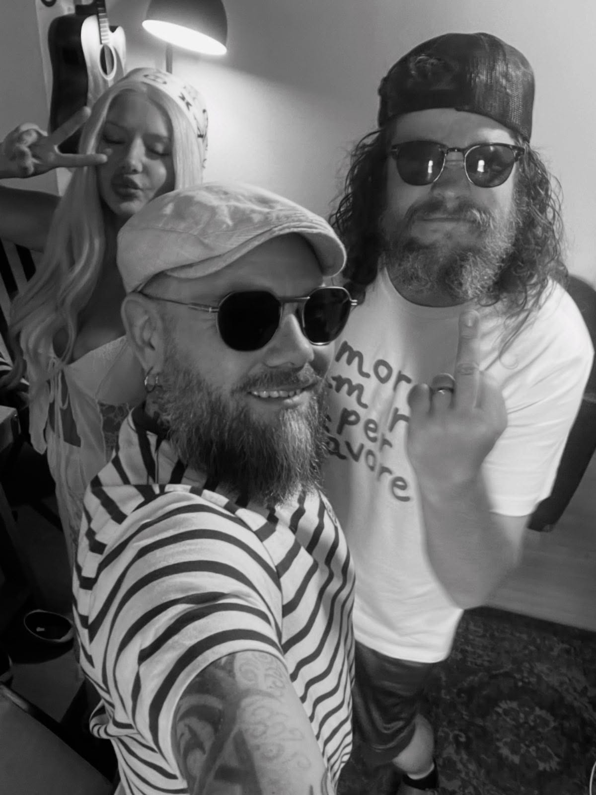 It was so nice to see good friends😃🎼 and new cousins😃 @thechiefny and @victoriawolfie 🙏🏼. I miss them already. But we’ll see each other again later!
#music #songwriter #artist #musicproducer #friends