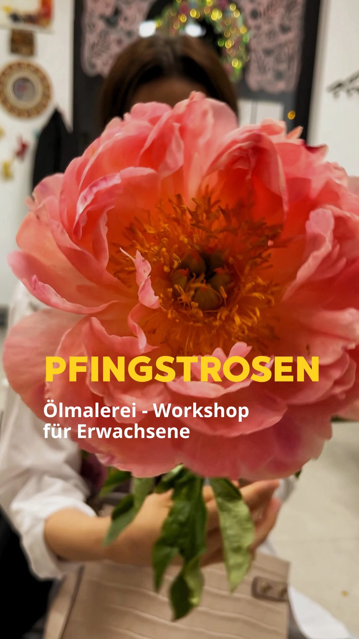Es ist soweit! Genau zur Pfingstrosenzeit, die dieses Jahr etwas später dran ist und jetzt gerade in voller Pracht erblüht 🙌🏼
Wir laden dich ganz herzlich zum schönsten Ölmalerei-Workshop dieses Junes in der @yarko_werkstatt ein.
Am Samstag, den 6. Juni
Von 10:00 bis 14:00 Uhr
Teilnahme: 120 € p. P.
📍 München / Laim, Landsberger Str. 299
Du kannst selbst wählen, ob du einen Strauß aus mehreren Pfingstrosen malst oder eine einzelne Blüte im Glas – ganz im Stil der Impressionisten. Diese Blume ist wirklich die absolute „Königin“ des Stilllebens.
Der Workshop ist auch für Anfänger perfekt geeignet. Wir zeigen dir alles Schritt für Schritt und erklären dir den Umgang mit Ölfarben. Alle Materialien sind bereits vor Ort, du musst nur Lust am Malen mitbringen.
🎨 Kleiner Geheimtipp: Wenn ihr zu zweit kommt, könnt ihr das Ticket „zu zweit“ auf unserer Website für 200 € (statt 240 €) buchen. Dann wird es für euch beide günstiger und zusammen macht es einfach noch mehr Spaß! Eine absolute Win-win-Situation.