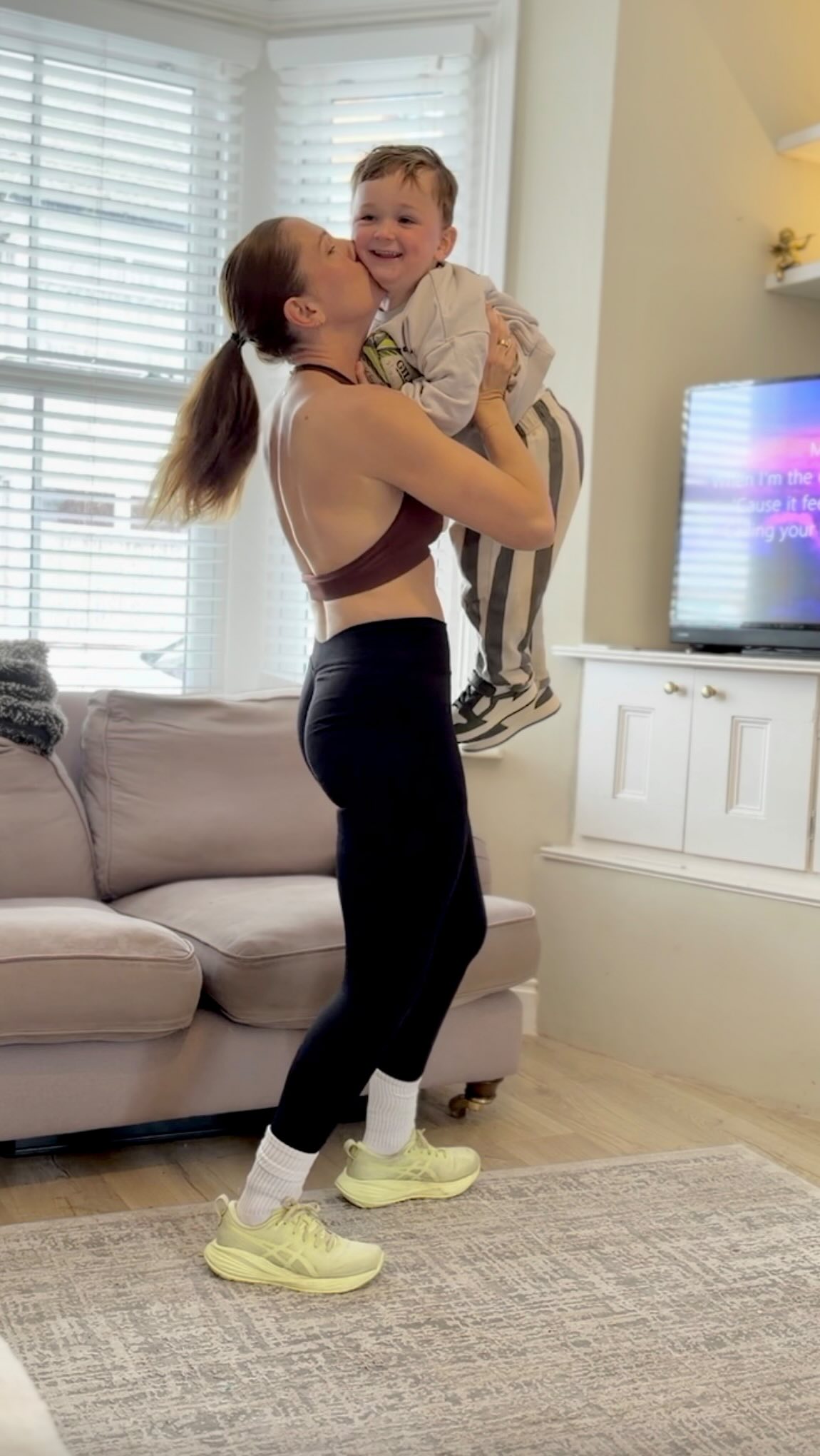 Who am I kidding… I’m a mum of 3, of course my warm up start up home 😅💪🏻💥
#mumofthree #mumfitness #mumreality #funnyreal #mumlifestyle