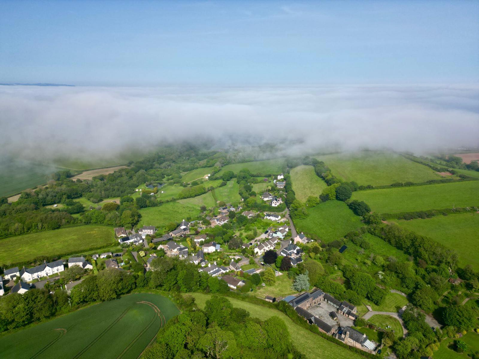 The start of a ☀️☀️☀️☀️ Bank Holiday weekend @berylscampsite, thanks to @forestandbeach for the amazing photo of Beeson looking towards Beesands beach #forestandbeach #berylscampsite #beesands