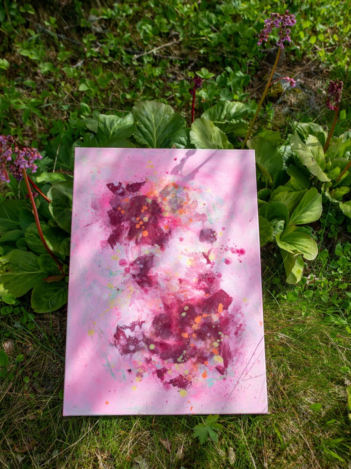 Å leve så tett på naturen som vi gjør her på @nordhaga_smabruk gir mye inspirasjon 🥰🌸
Vi følger sesongene, årstidene, vær og vind. Og akkurat nå er tiden da alt åpner seg samtidig. Farger, dufter, lys, en eksplosjon av liv. Ingenting holder igjen, og man er nesten redd for å blunke og gå glipp av noe fordi det føles som tiden flyr avsted.
Denne følelsen har jeg gitt liv via fargene 🌸
#skapendesjel #abstraktmaleri #intuitivkunst #fargeflyt