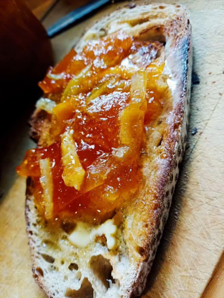 Ek en Ouma Stellie het vandag 'n marmelade-cook-off gehad in my kombuis 😎
Dis mos lemoentyd.
'n 1ste probeer vir my met 'n self-verdraaide basisresep vanaf die internet en 'n anner lanklaas-gekookte-een vir Ouma.
YUM!!!
Ons doen dit wéér Mamma!