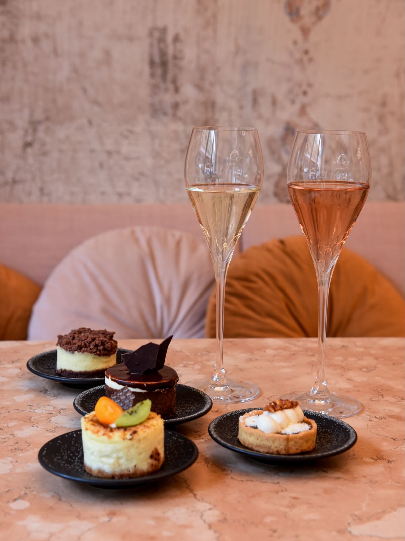 Schöne Pfingsten & sonnige Grüße aus der Patisserie! ☀️🌸
Das lange Wochenende zeigt sich von seiner absolut schönsten Seite – und wir haben den perfekten Plan für dieses grandiose Wetter!
Macht mal eine kurze Pause vom Berliner Trubel, schnappt euch eure Lieblingsmenschen und lasst es euch bei uns so richtig gut gehen. Unser Rezept für das perfekte Pfingstwochenende? Ein schattiges Plätzchen auf unserer Terrasse, ein herrlich prickelndes Glas Champagner und dazu eines unserer kunstvollen, frisch gebackenen Törtchen. 🍰✨
Ob cremig, fruchtig oder erfrischend leicht – unsere Konditorinnen haben die Vitrinen in Mitte und Charlottenburg prall für euch gefüllt.
Kommt vorbei, tankt Sonne und genießt den Moment. Wir freuen uns auf euch! 👑🥂
#SchönePfingsten #PfingstenInBerlin #PrincessCheesecake #TerrassenSaison