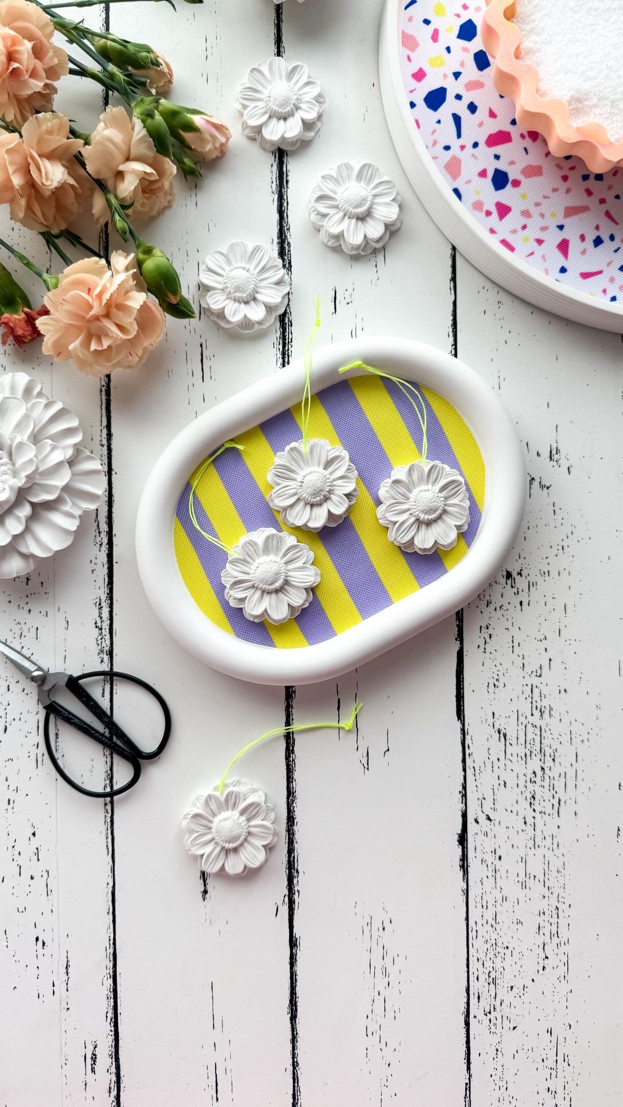 Werbung | DIY Blumen-Anhänger 🌸
Heute zeige ich euch, wie ihr ganz einfach diese wunderschönen Anhänger selber machen könnt.
Eine Aufhängung kann man auf verschiedene Arten eingießen. Ich mag diese Variante besonders gern, weil der Anhänger später schön gerade hängt.
Dafür stecht ihr an der gewünschten Stelle einfach einmal mit Nadel und Faden durch die Form. Keine Sorge: Das Loch ist in meinem Beispiel so winzig, dass man die Form danach trotzdem noch ganz normal weiterverwenden kann, ohne dass Gießmasse ausläuft.
Ich habe für dieses Projekt mit Keraflott gegossen, ihr könnt aber genauso gut jedes andere Gießpulver verwenden.
Und jetzt stellt euch mal vor, man würde nach demselben Prinzip einen ganz feinen Draht mit eingießen 😍 Soll ich das auch mal für euch testen?
Alle Materialien findet ihr im Shop von @allesfuerselbermacher ❤️
💌 Kommentiert mit „Anhänger“ und ich schicke euch die Links direkt in euer Postfach.
#diy #handmade #silikonform #keraflott #raysin