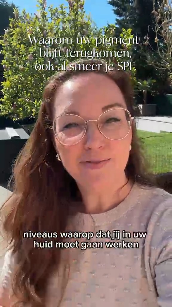 Veel mensen denken dat pigment aanpakken gewoon betekent: SPF smeren en hopen op het beste 👀
Maar pigment is zóveel complexer dan dat.
Als je jouw pigment dit voorjaar écht onder controle wil houden, moet je op 3 niveaus in de huid werken 💛 Niet alleen aan de oppervlakte… maar ook diep in de huid waar pigment ontstaat.
Want hoe beter je pigment nú onderdrukt, hoe minder schade je in het najaar terug moet herstellen 😉
Geen paniek. Geen overload. Gewoon begrijpen wat jouw huid nodig heeft en daar slim op inspelen ✨
Volg me voor meer no-nonsense huidtips of stuur me gerust een berichtje als je niet weet waar te starten.
Veel liefs,
Lien
Pur’elle Huidinstituut
☎️ 0494 58 65 50
📩 info@purelle.be
🌍 www.purelle.be