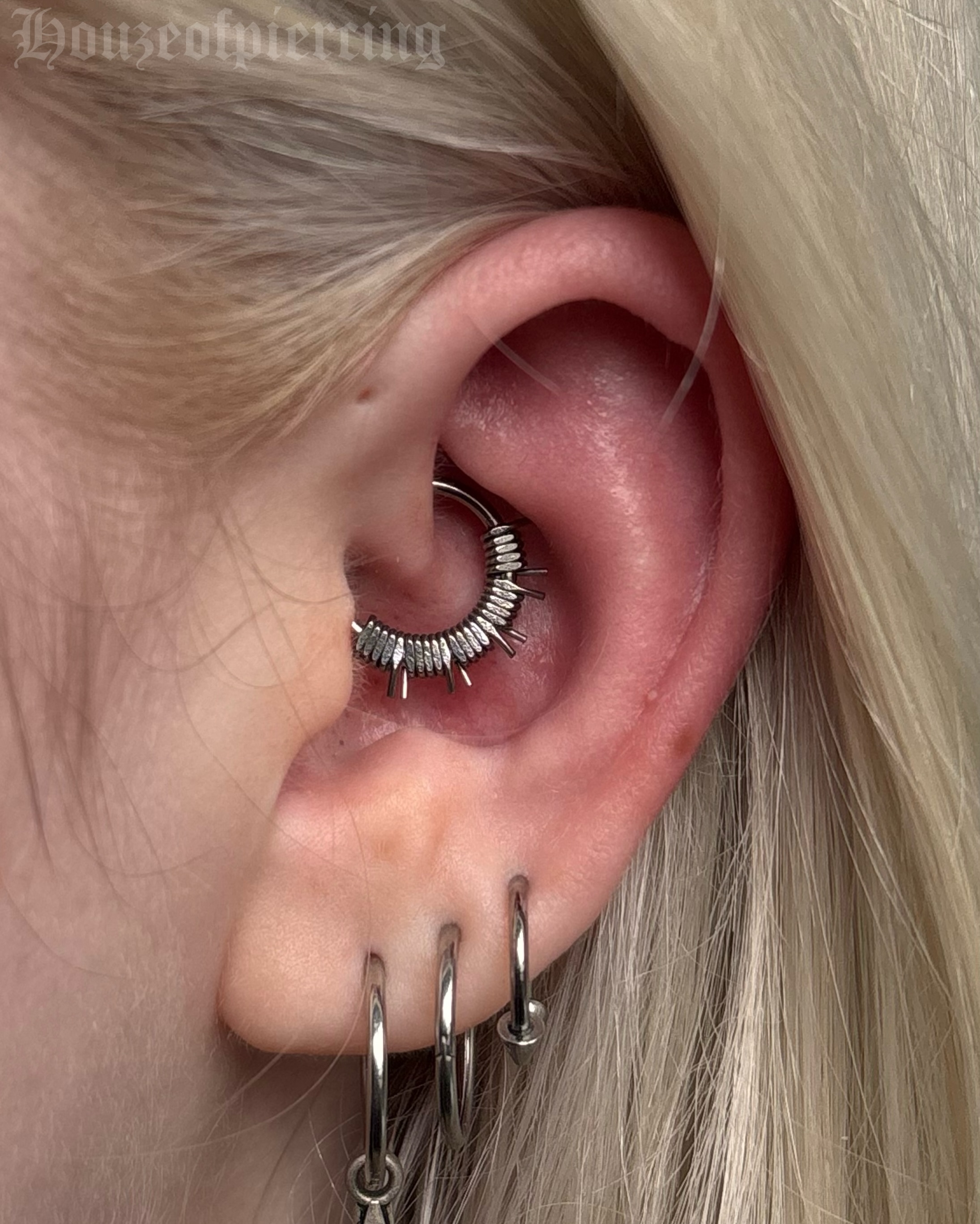 ✨ Piercer’s Choice ✨ super fresh daith with a Terror niobium seam ring from the legends at @apex.handcrafted
prepped with @purklenz
pierced with @probodyart
jewellery from @apex.handcrafted
cooled with @neilmedpiercingaftercare
supplies from @probodyart and @holymountainsupplies
🖤 @venusinfurs.ie 14 Exchequer St, Dublin 2
⛓️ Tuesday to Saturday, booking link in bio
#piercing #piercer #daithpiercing #earpiercing #safepiercing