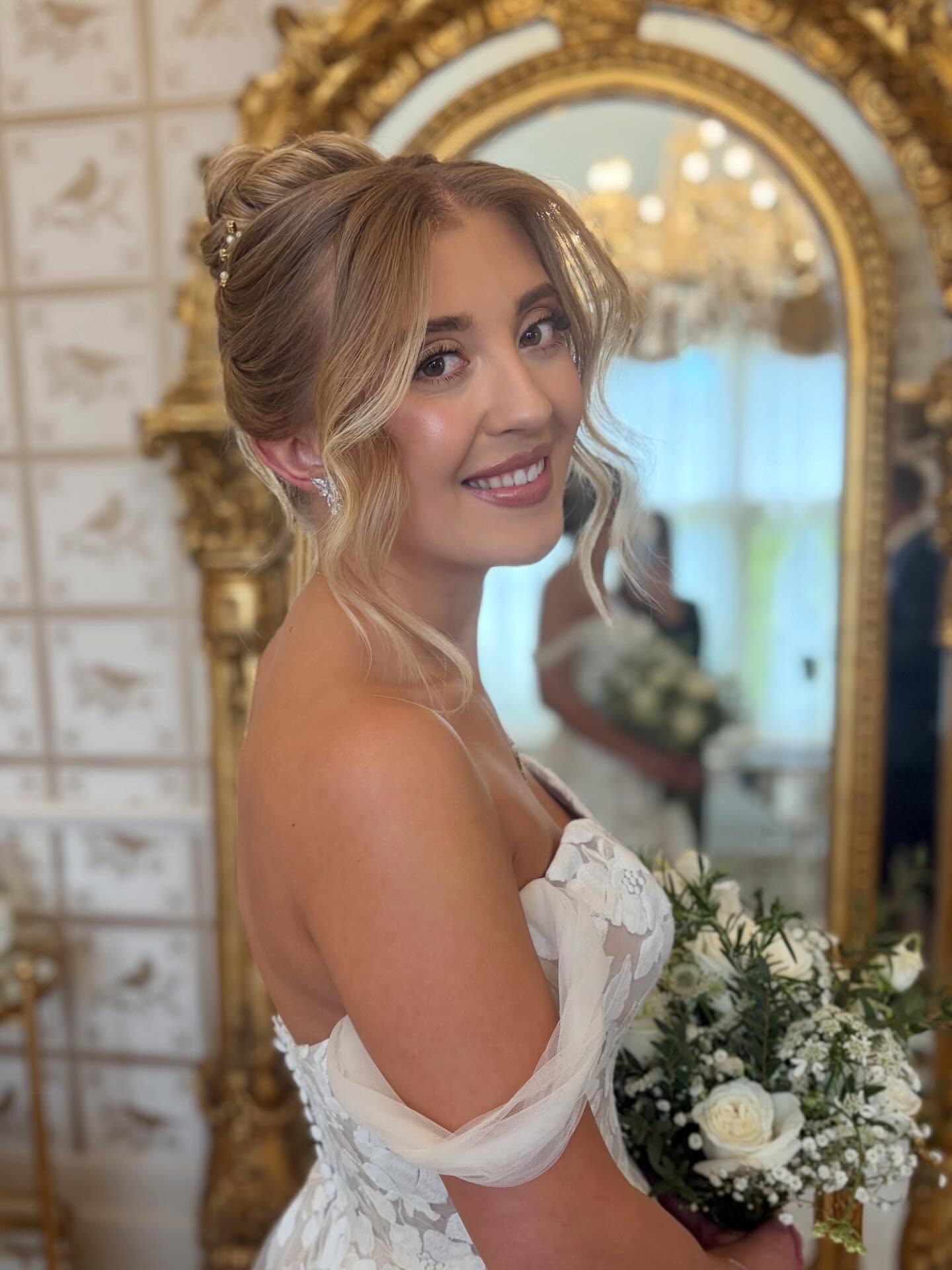 I always love bridal looks that still feel completely like the person wearing them 🤍
My gorgeous bride Abbie, who married at Holmewood Hall last week, was exactly that ✨
She chose a soft high updo with chunky face-framing pieces, lots of soft texture and an effortlessly romantic finish that suited her perfectly.
The calmest energy and the most beautiful bridal look to match ✨
What a dream 🫶🏼🤍
Bride @abbie53_
Hair @charlotteheather_bridalhair
Makeup @kameleonmakeupandbeauty
Venue @holmewoodhall
Florals @flintsflorist
Dress @silkandmaplebridal
#weddinghairstylist #peterboroughbride #stamfordwedding #2027bridetobe #rutlandbrides