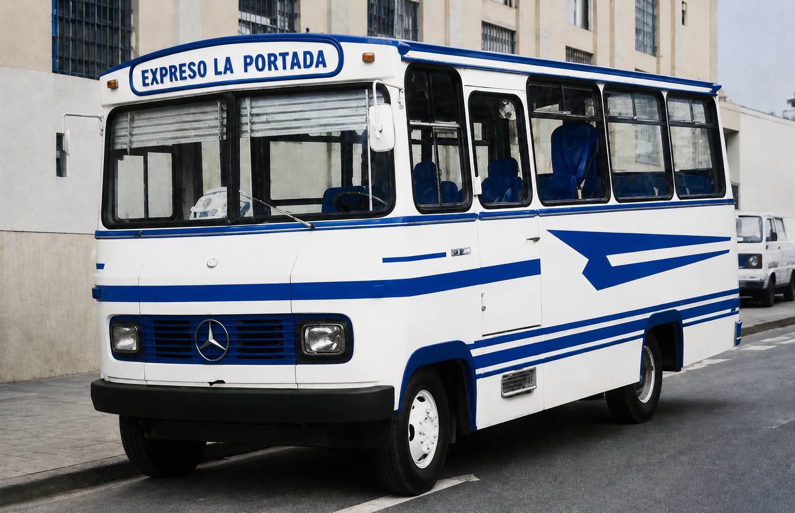 Publicación original de Rodrigo Cameron: "Llegan los primeros taxibuses “Expreso La Portada” a Antofagasta.
Con la llegada de las primeras siete máquinas de una partida total de 45 taxibuses, comenzó oficialmente la formación de la línea N.º 12 “Expreso La Portada” en Antofagasta. Los vehículos, importados desde Brasil y carrozados por la firma Cuatro Ases, fueron adquiridos mediante créditos personales gestionados por los propios socios de la nueva empresa.
La iniciativa fue impulsada por un grupo de particulares antofagastinos, quienes organizaron la administración en forma de cooperativa, incluyendo un garaje común y servicios compartidos para reducir costos operacionales.
El recorrido uniría el sector norte de Villa Carrizo con la Universidad del Norte, cubriendo aproximadamente 22 kilómetros y ofreciendo tarifas rebajadas, especialmente en horarios nocturnos, domingos y festivos.
Este hecho marcó un importante avance en la locomoción colectiva de Antofagasta, dando origen a una de las líneas de taxibuses más recordadas de la ciudad: “Expreso La Portada”.
Julio 1980"
#antofagasta