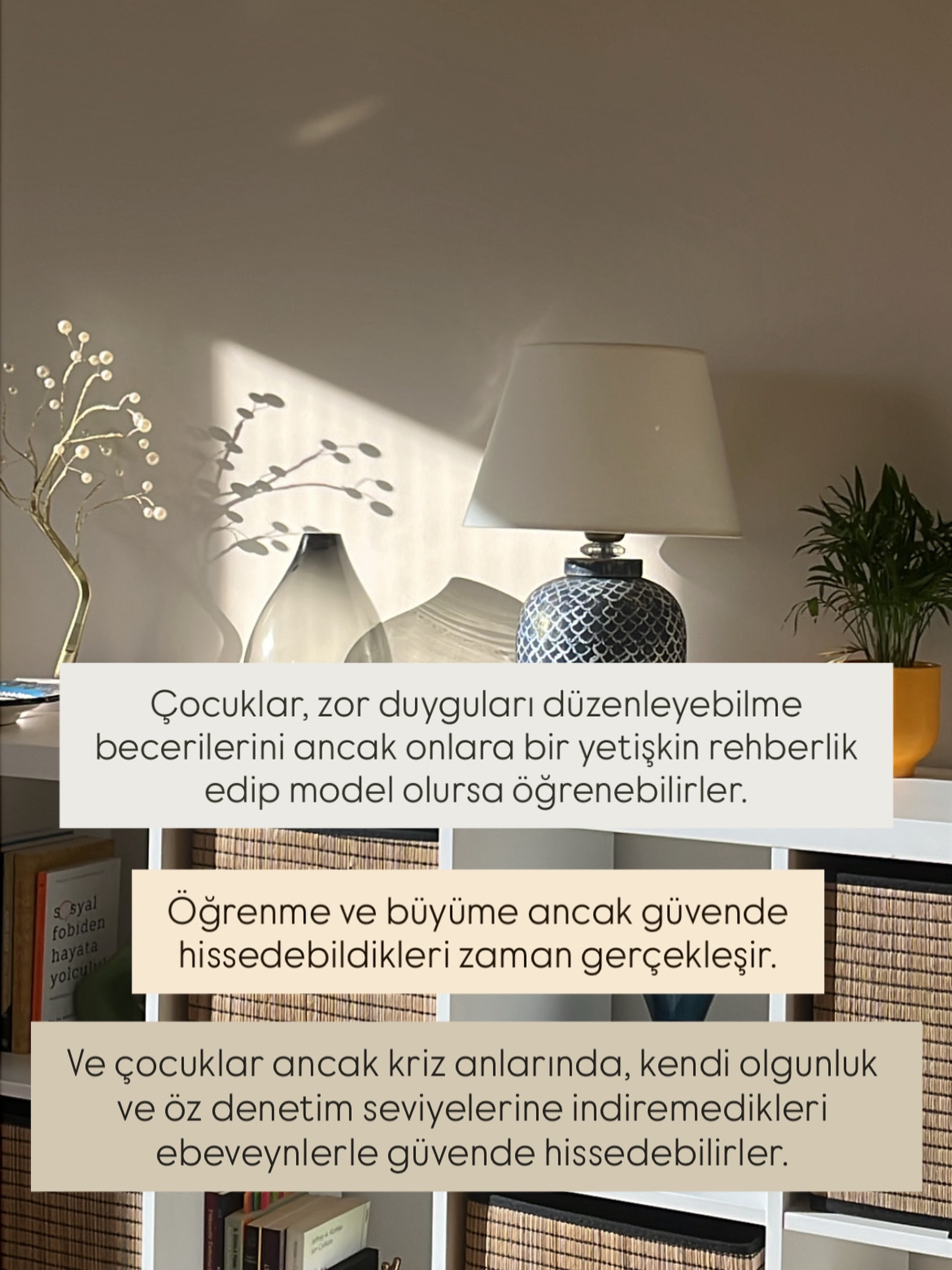 Gabor Mate der ki, “Stres ve utancın biyokimyasal çorbasında hiçbir öğrenme gerçekleşmez. Ebeveynlerin öğretecekleri her şey yalnızca bağlanma ilişkisi korunursa bir temele oturur.”
Öz denetim ve duygu düzenleme becerilerini öğrenebilmesini dilediğimiz çocuklar için, onlara duyguların nasıl düzenlenebildiğini öğretmemiz gerekir.
Öfkeyi nasıl yönettiğimiz, kaygıyla nasıl başa çıktığımız, utancı ya da suçluluğu nasıl karşıladığımız onlar için örnek teşkil eder. Bize ve tüm bunlarla nasıl başa çıktığımıza bakar ve bizim gibi başa çıkmaya başlarlar.
Küçücük bedenlerinde hissettikleriyle kocaman duygularla ne yapacaklarını onlara biz öğretiriz ama belki de biz de bu konuda çok iyi olmayabiliriz. Tam da bu yüzden, önce kendi duygularımızla olan ilişkimize bakmak, kendi öz denetim becerilerimizi gözden geçirmek ve kendi incinmiş çocuk yanımıza tüm bunları yeniden öğrenmesi için rehberlik etmemiz gerekebilir. 🫂
#psikoloji #terapi #gabormate #psikolog #bağlanma