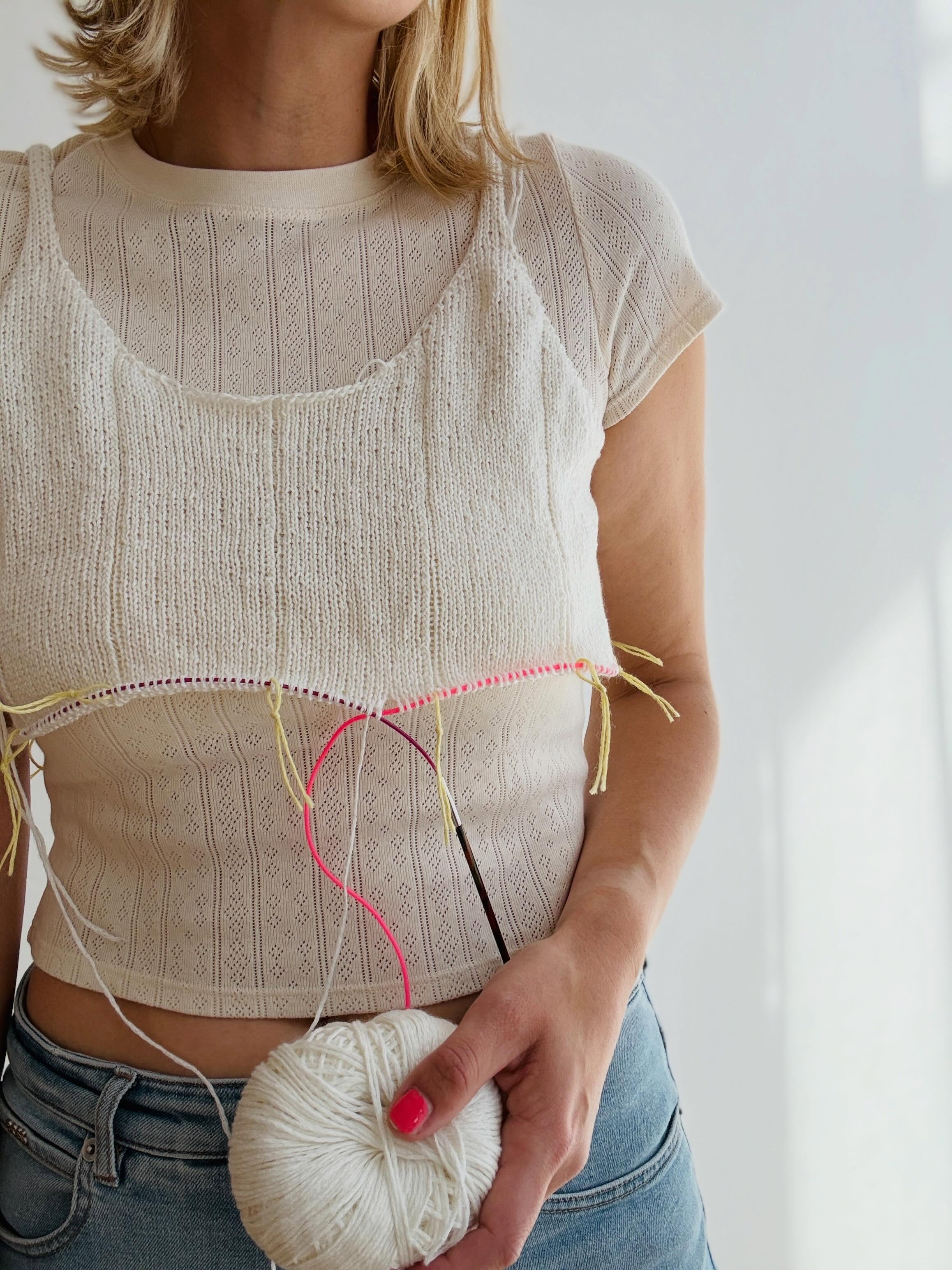 Sunlight in the office and on my new summer top to be 🥰 There are still a few more rounds of knitting left before I can work on the highlight of the design, the romantic lace pattern at the bottom of the top 🔥 I might even finish it during the next couple of days, just in time for the warmer temperatures to arrive over here in Germany ☺️ And the best news: the pattern for the #electrinetop is currently in testing and will be ready by the mid of July 🤩
.
.
.
Pattern in progress by me - Electrine Top - and coming on July 16 🥳
.
Yarn: Summer Cashmere in Weiß by @lanagrossa
.
Advertising
.
#knitting #knittingaddict #knitknitknit #stricken