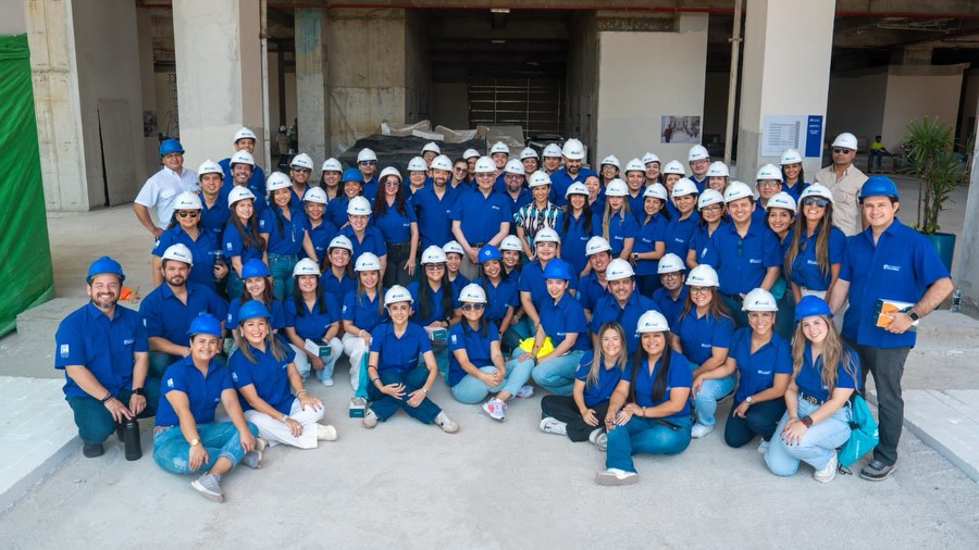 Hoy vivimos “ECOTEC THRU THE FUTURE” 🏗️
Nuestros colaboradores realizaron un recorrido por el nuevo Edificio A del Campus Samborondón, un espacio diseñado para transformar la experiencia académica y estudiantil con estándares internacionales de sostenibilidad. 🌱
Este edificio refleja el compromiso de ECOTEC con la innovación, el desarrollo responsable y el futuro de la educación superior. 🚀