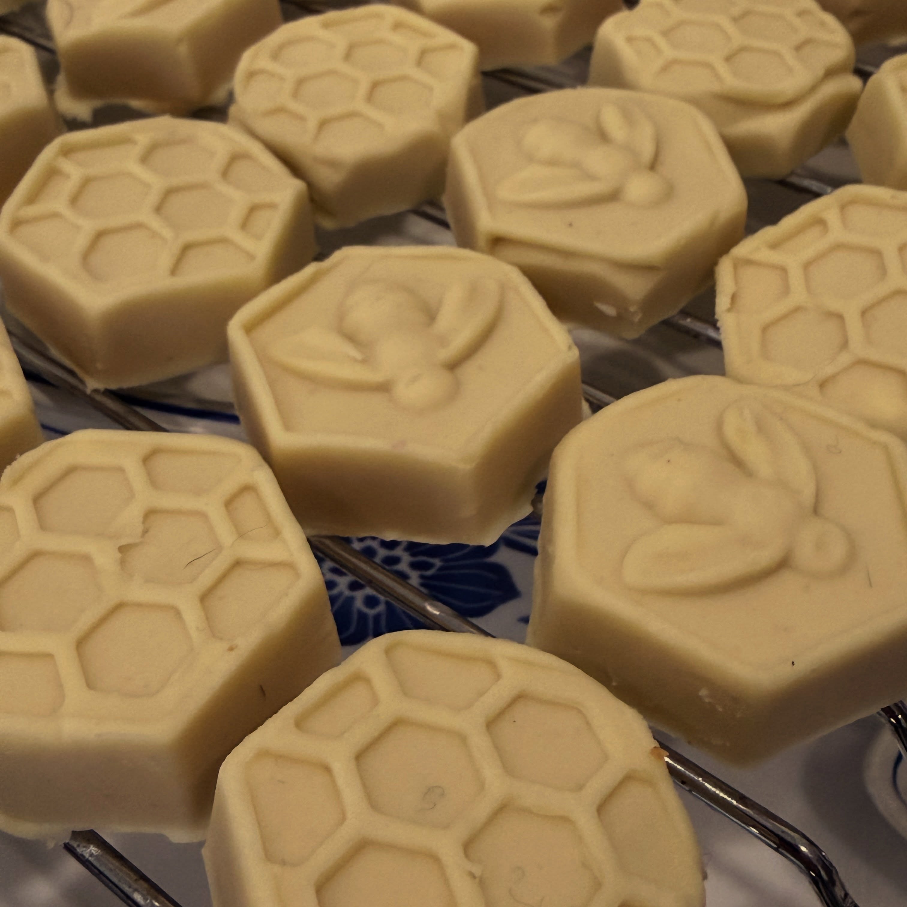 🐝✨ Préparation de nos savons artisanaux au miel de nos abeilles, spécialement confectionnés pour accueillir nos hôtes avec douceur.
Un petit cadeau de bienvenue authentique et local, fabriqué avec le miel récolté sur nos ruchers, pour prolonger l’expérience nature et bien-être de votre séjour à la chambre d’hôtes. 🍯🧼
#valeursparc #chambredhotes #savonartisanal #apiculture #faitmaison