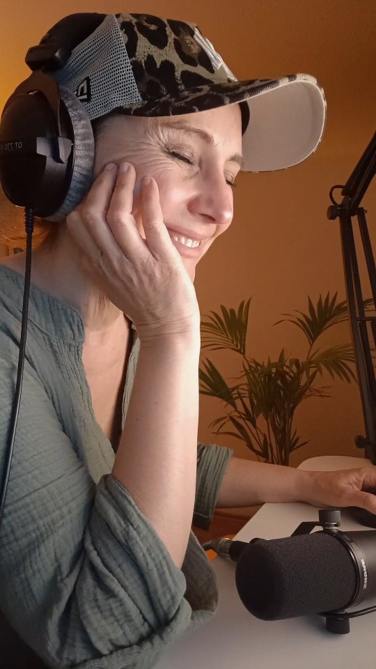 THE ARTIST JOURNEY
Vielleicht geht es irgendwann
nicht mehr nur darum,
Songs gut zu singen.
Sondern darum,
herauszufinden,
was man eigentlich
ausdrücken möchte.
Und wer man als Artist
eigentlich sein möchte...
#theartistjourney #theartistjournal #artistdevelopment #systemicvoice
#michaelakuti
