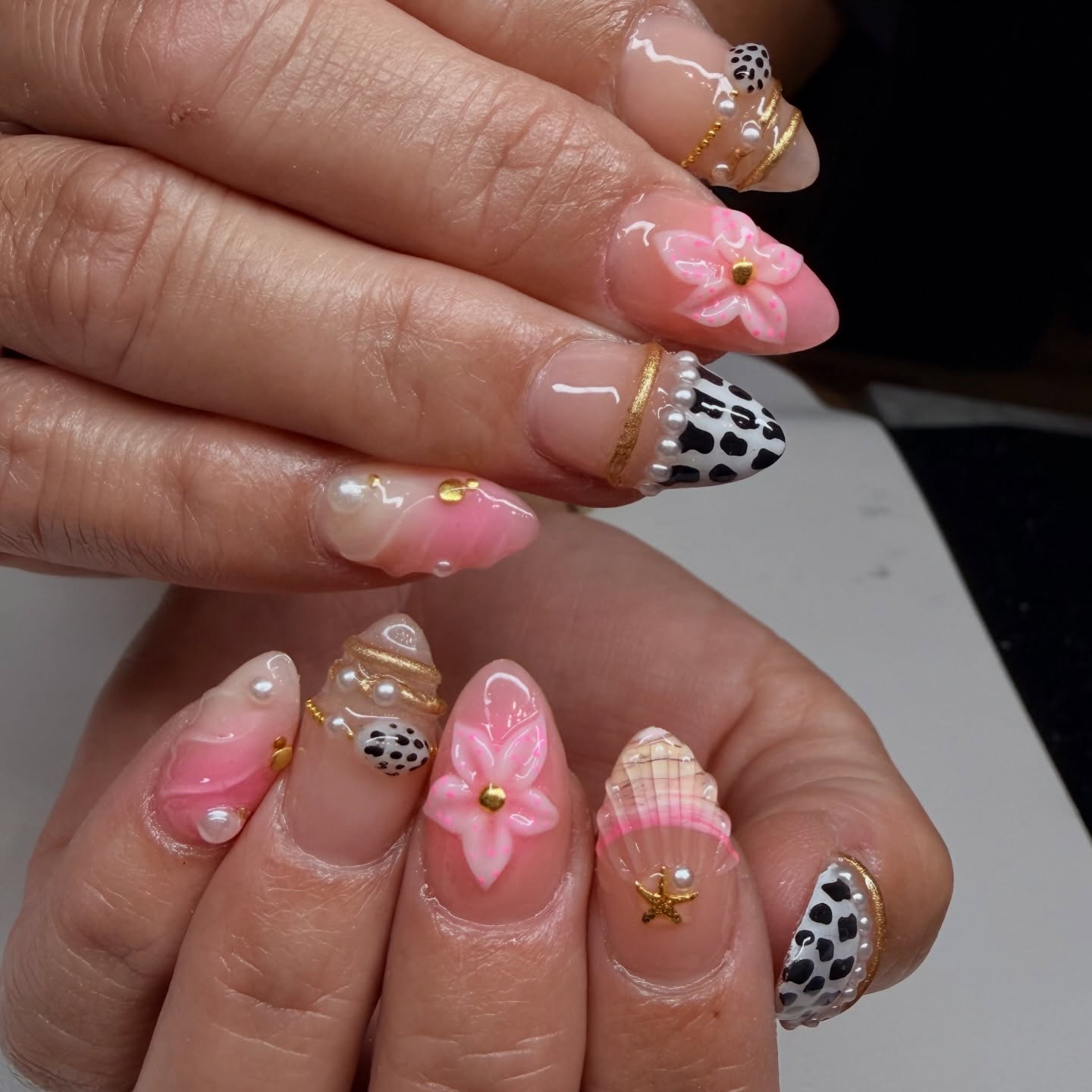 Seaside glam 🩷💛 🐚 This set is just too cute 💕
#hawaiinails #shellnails #summernails #konanails #coutureclaws