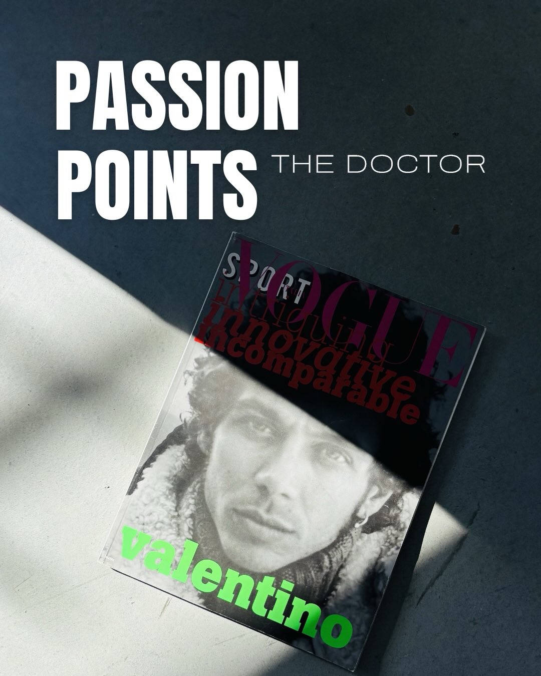 La vera grandezza di Valentino Rossi non sta solo nei 9 titoli, ma nel modo in cui ha affrontato ogni sfida.
Lo chiamano “The Doctor” perché nel motorsport, come nella vita, il Dottore è colui che analizza, cura il dettaglio e cerca la perfezione millimetrica in ogni traiettoria.
Quando l’età avanzava e i rivali diventavano più giovani, lui è rimasto lì.
E una volta sceso dalla moto? Ha rimesso il casco per correre in auto, trasformando contemporaneamente il suo 46 da un semplice numero di gara a un impero: una squadra corse in MotoGP e un brand di abbigliamento globale. Un simbolo.
Da Vale impariamo 3 lezioni fondamentali per la vita e per il business:
La ricerca della perfezione: Studiare ogni millesimo di secondo e ogni dettaglio. La perfezione non è un punto di arrivo, è un’attitudine mentale.
Evoluzione liquida: Saper trasferire il proprio talento da un settore all’altro (dalle moto alle auto, dalla pista alla scrivania).
Costruire una Legacy: Il successo personale è bello, ma trasformare il proprio nome in un ecosistema che ispira gli altri è il vero capolavoro.
Diventa il “Dottore” della tua vita: analizza, cura i dettagli e metti la stessa identica passione in ogni singolo giro. 💛🩺🏎️
#ValentinoRossi #VR46 #TheDoctor #Eccellenza #CrescitaPersonale