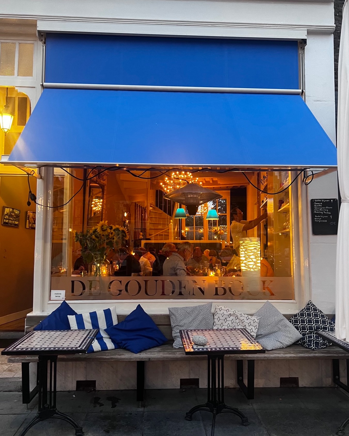 Zou het, zou het, zou het morgen lekker genoeg zijn om buiten te dineren? Wij hopen iniedergeval van wel😊 Lunchen lukt sowieso buiten! Er kan nog gereserveerd worden, ook voor zondag want dan zijn we extra open!
.
☎️ 0118-617484
🖥 www.degoudenbock.nl
⏰: dinsdag t/m zaterdag
.
#middelburg #degoudenbock #buiteneten #visrestaurant #zeeland