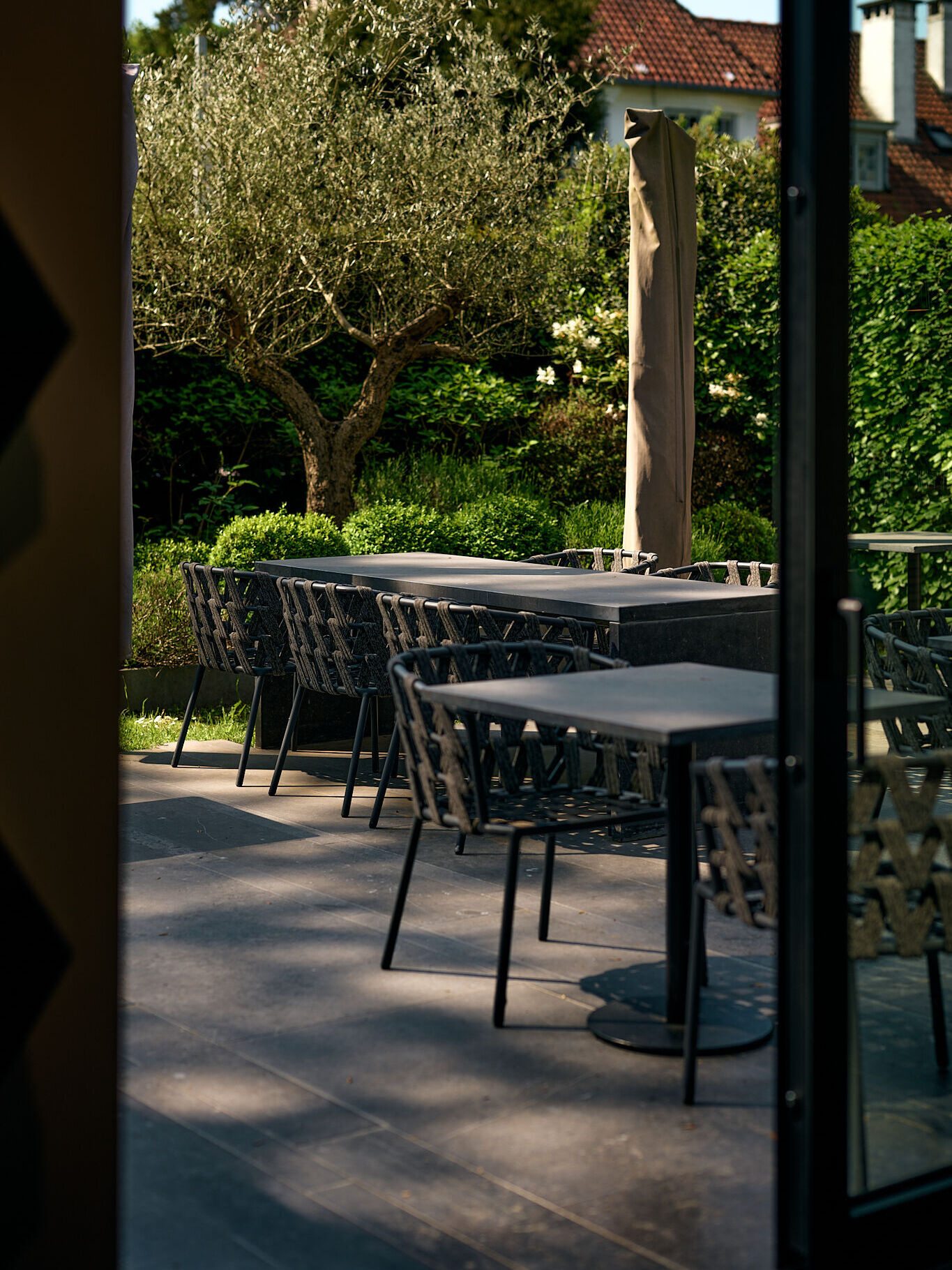 FR
La terrasse est ouverte, et avec elle, quelque chose de léger revient. Cet été encore, on se retrouve dehors — le temps d'un repas, d'un verre, d'une belle soirée bruxelloise.
NL
Het terras is open, en daarmee keert er iets luchtigs terug. Ook deze zomer vinden we elkaar buiten — de tijd van een maaltijd, een glas, een mooie Brusselse avond.
ENG
The terrace is open, and with it, something light comes back. This summer again, we gather outside — time for a meal, a glass, a beautiful Brussels evening.
Menssa by @christophe.hardiquest
💻 www.menssa.be
✉️ restaurant@menssa.be
☎️ +32 2 346.66.15
📍 Avenue de Tervueren 453, 1150 Bruxelles
📸 @anthonyflorio
#Menssa #RestaurantMenssa #Gastronomie #CuisineDeSaison #sustainability #Bruxellesfood #bruxelles #ArtCulinaire #omakase #cuisinedesaison #lesgrandestablesdumonde #michelinguide #michelinbelgique #50best #50bestdiscovery #gaultmillau #gastronomique #lokalekeuken #foodporn #belgie #belgium #passievoorfood #instagood
@enguerrand_moura @nico.beaudey @dessartjulie @madison_mtn