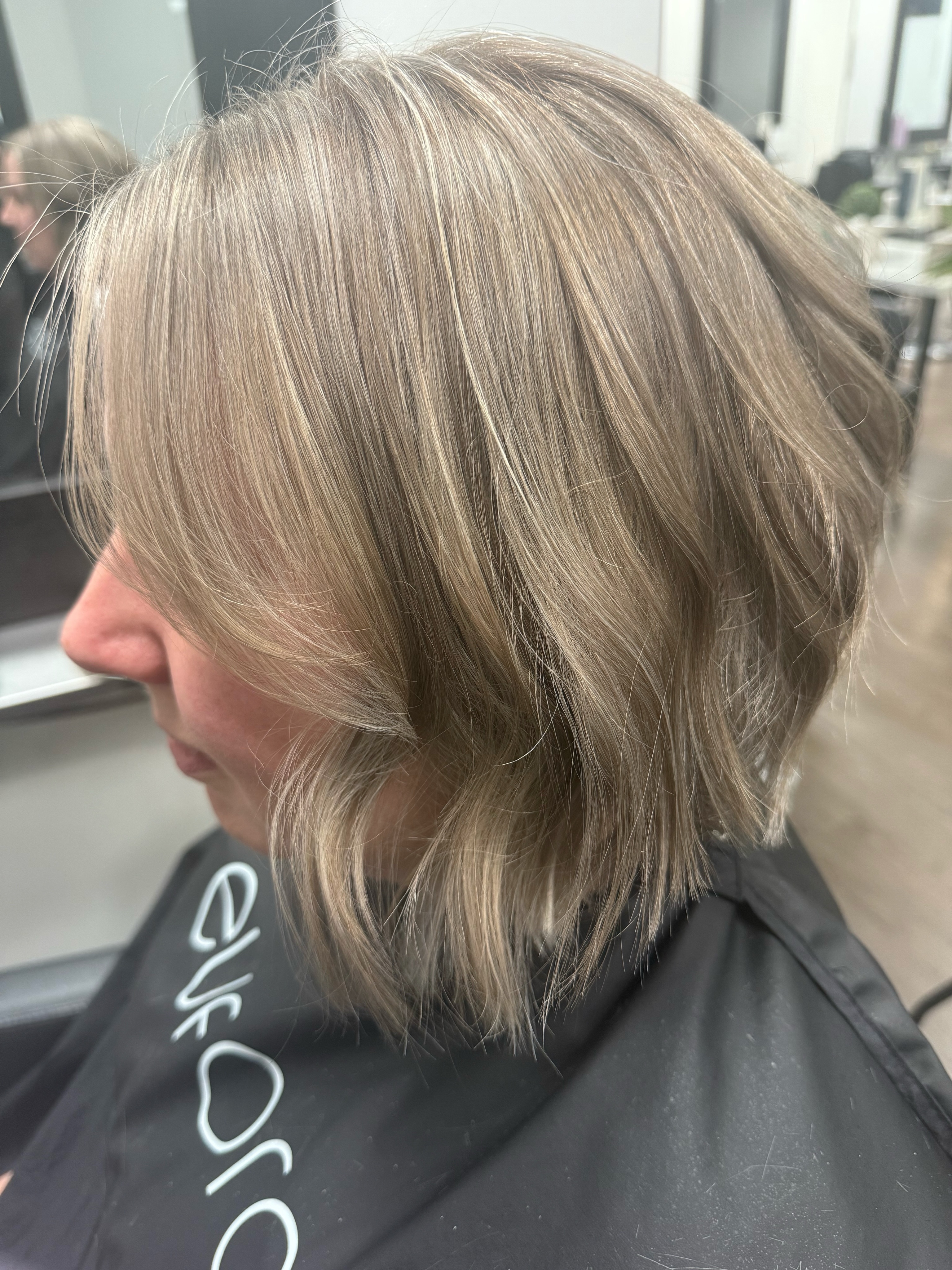 We donated 10 inches!! 📏
A BIG chop and some soft highlights
#winnipeg #winnipeghair #winnipegstylist