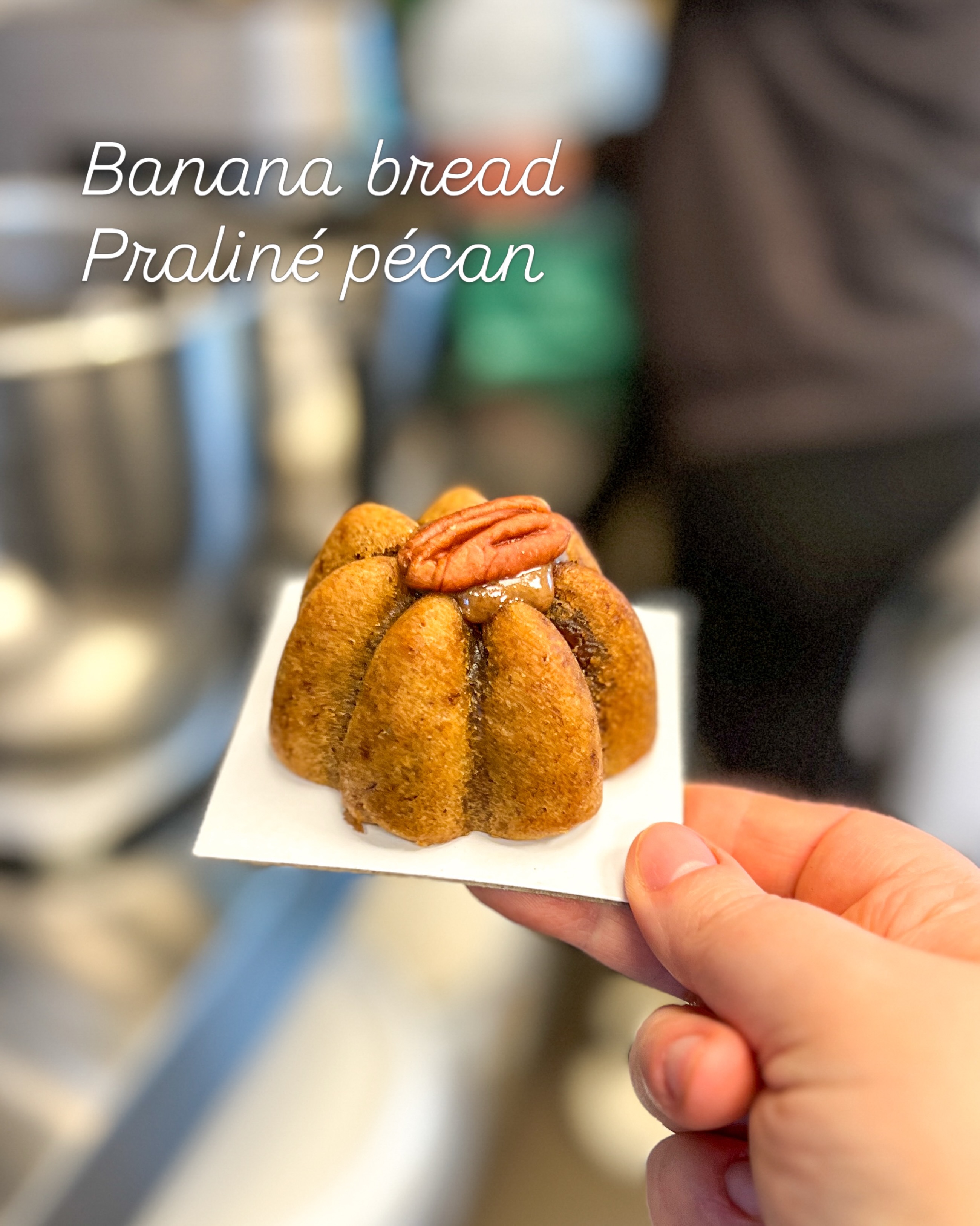 NOUVEAUTÉ ✨🍌
Notre banana bread débarque enfin… et il cache un insert praliné pécan ultra fondant au cœur 🤎
Moelleux, réconfortant, intensément gourmand — le genre de douceur qu’on n’avait pas prévu de partager 👀
À tester d’urgence 🫶