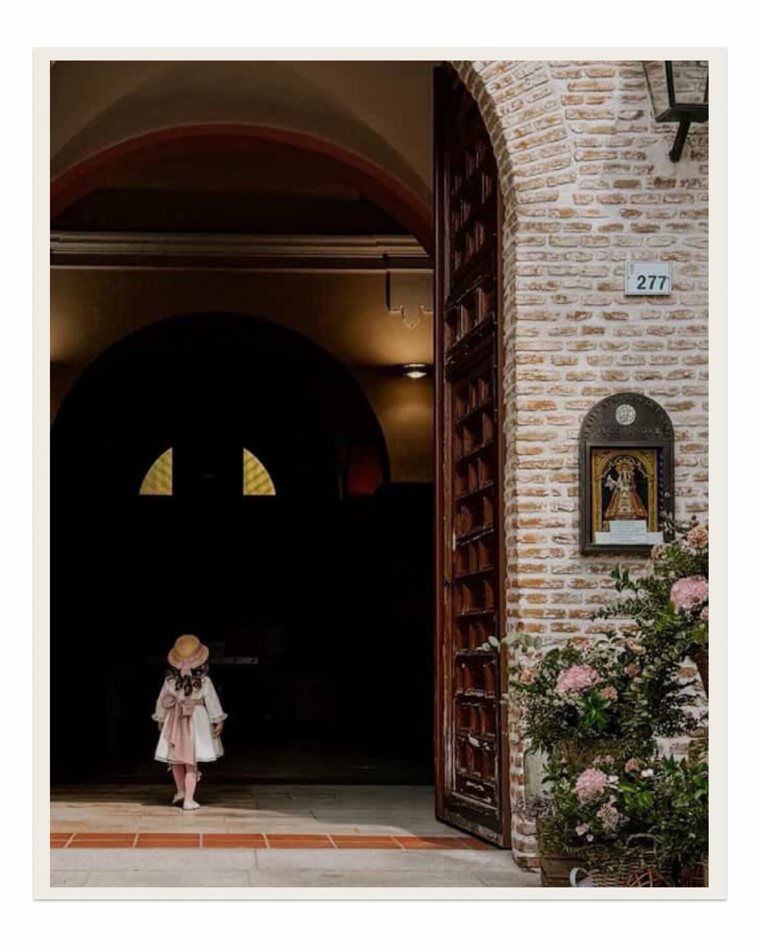 Esta niña con el modelo Flavia acompañó a @mariaa_montalban el día de su boda y nos encanta!!😍