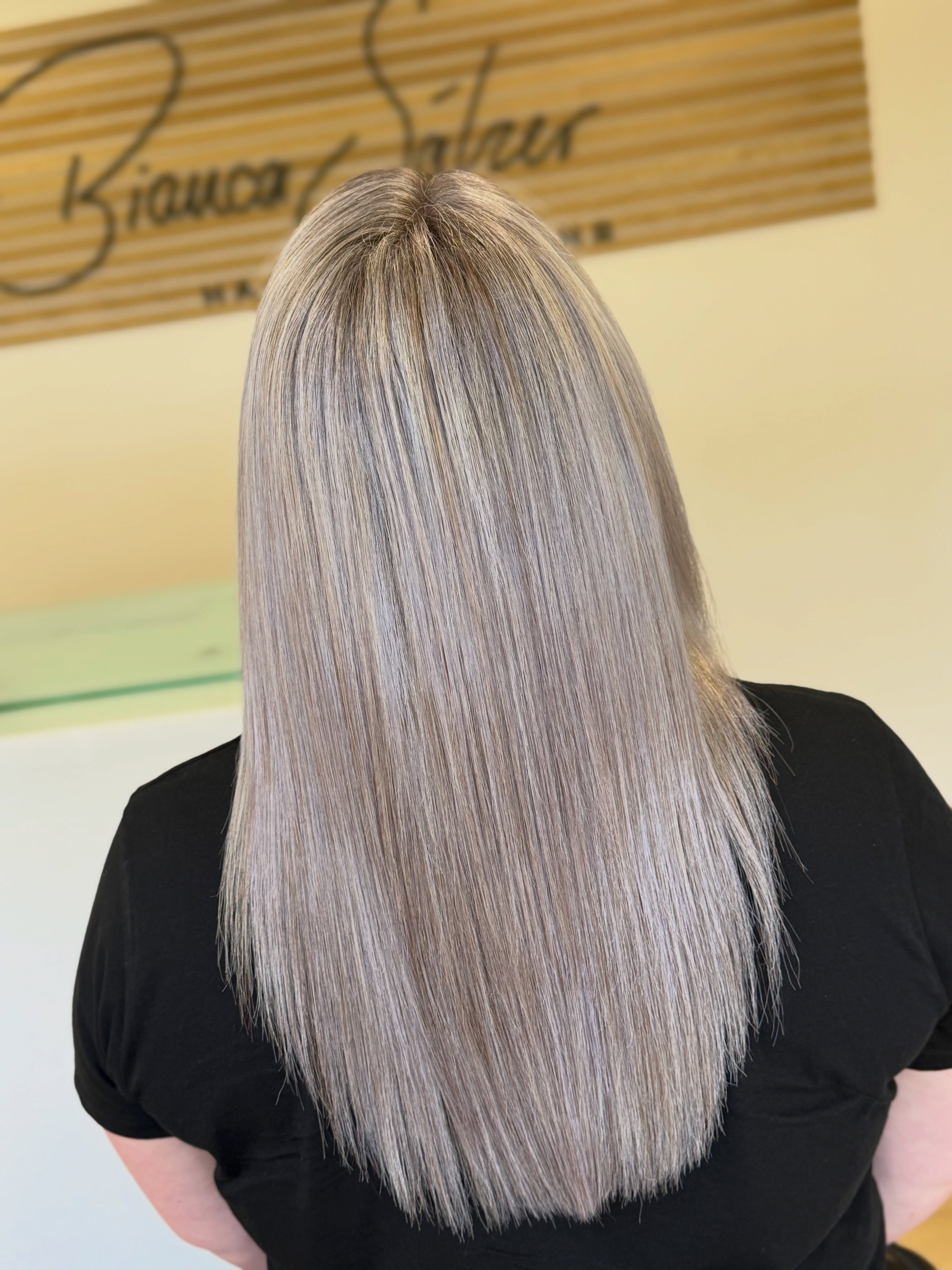 Wer liebt sie nicht – Farben, die auch nach Wochen noch perfekt aussehen?
Unsere sanft wachsenden Farbtechniken wie Balayage, Strähnen mit Topiertechnik und individuell abgestimmte Soft Blends sorgen dafür, dass dein Look nicht nach wenigen Wochen „rausgewachsen“ aussieht, sondern harmonisch mit deinem Haar mitwächst.
Das Ergebnis:
🌿 Weiche Übergänge
💫 Weniger Ansatz
🕊️ Langanhaltend schön
Die Haltbarkeit?
Ein klares JA – und zwar mit Glanz, Pflege & Stil.
💬Lust auf Farbe, die mit dir geht – nicht gegen dich? 💕
Dann buch dir jetzt deinen Termin und erlebe, wie natürlich schön Blond sein kann! ✨
#blondehair #biancasälzerhaareundmehr #blondgirl #fürdichdeinschönstesich