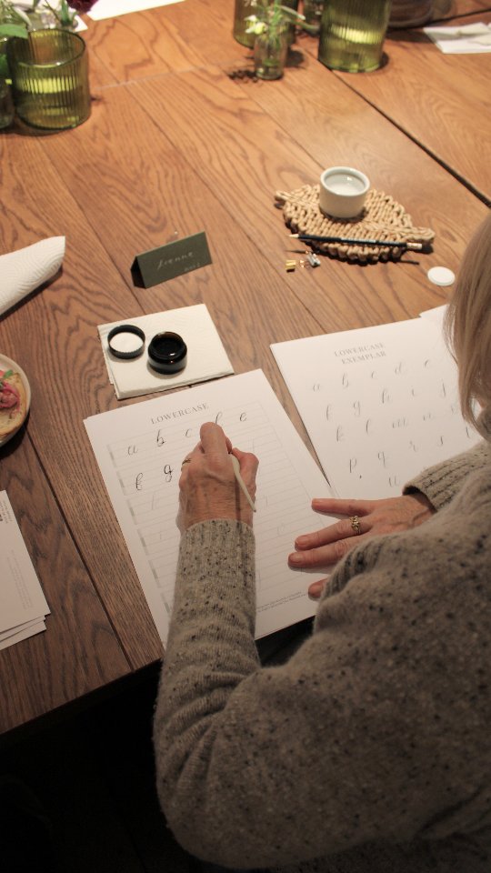 Learn the art of Modern Calligraphy at the @broadwaymuseumandartgallery in the Cotswolds 🖋️
Join my beginner-friendly calligraphy workshop at Broadway Museum & Art Gallery on Saturday 4th July at 10:30am, and discover how relaxing, creative, and satisfying modern calligraphy can be.
Whether you’re looking for a new hobby, some mindful ‘me time’, or a unique experience to share with friends or family, this creative workshop is the perfect place to start.
You’ll be guided through how to set up your calligraphy tools, learn the foundations, create beautiful words and enjoy creative freedom with your new calligraphy skills. You’ll be given your own calligraphy kit to use and take home with you to stay inspired!
Spaces are limited to allow for the workshop to be a relaxing and supportive environment.
Tickets are £63.60 per person. This includes your own calligraphy kit to take home and refreshments during the workshop.
If you’ve been looking for a creative workshop that allows you to slow down for a couple of hours, this is your sign to book ✨
As a left-handed calligrapher, my workshops are accessible to right and left-handers ✍🏼
Find out more and book your space via the link in my bio.
😊 Questions? Message me directly or email rachel@cotswoldscalligraphy.com
#calligraphyworkshop #cotswoldscalligraphy #learncalligraphy #cotswoldsworkshops #cotswoldscreativeevents creativeworkshops cotswoldsevents