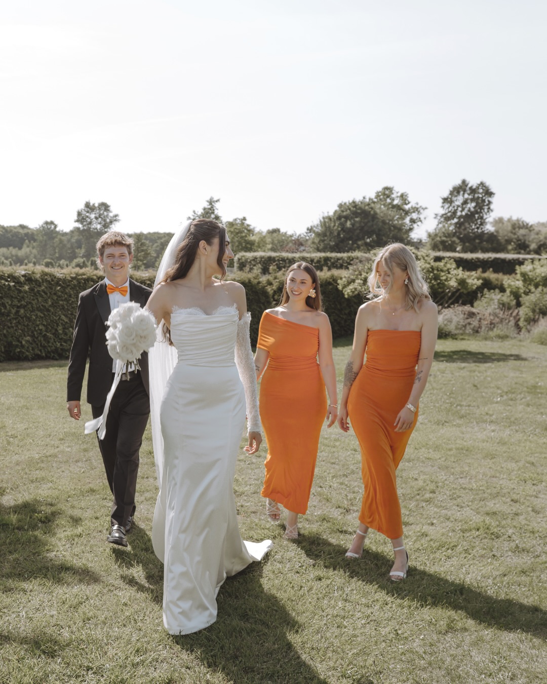 SUMMER IS BACK
Am Wochenende steht meine erste Hochzeit in diesem Mai an und der Wetterbericht verspricht Sommer Vibes 🥹
Da musste ich direkt an diese wundervolle Hochzeit aus dem letzten Jahr denken. Sonne pur, warme Temperaturen und eine Party unterm offenen Zelt mit Vino & Aperol.
Ich freu mich so sehr aufs Wochenende 🥹
Fotos: @keaulrich.fotografie
Hochzeitsdeko
Freie Trauung
Sommerhochzeit
Hochzeitsfloristik