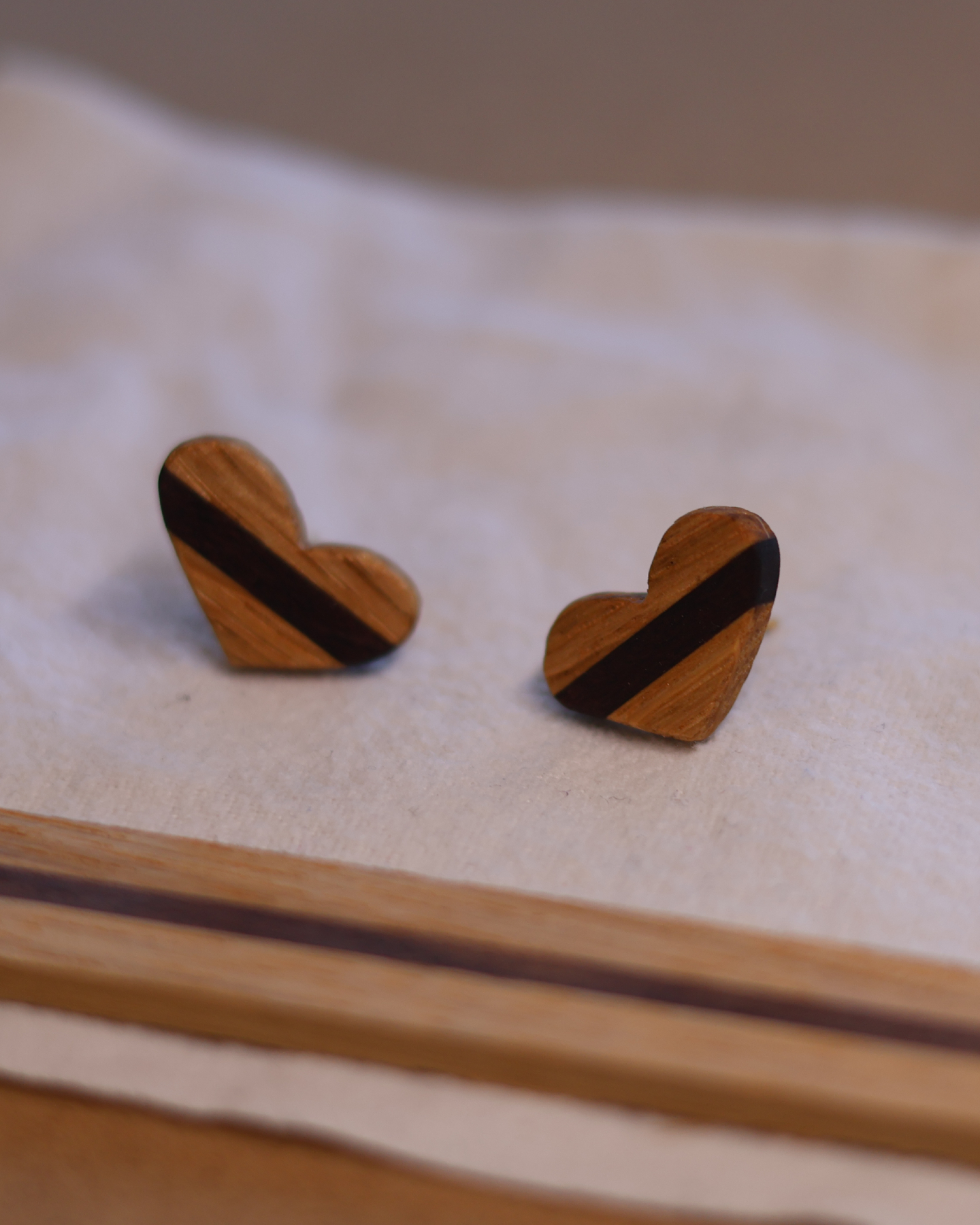 🇩🇪 Holz vergisst nicht, wer es gemacht hat.
Diese Herzohrringe hat ein Ehemann am 25. April gemacht — für seine Frau. In der Hofstube Entringen.
Er hatte schon mit Holz gearbeitet. Aber nie so — nie so fein, von rohem Material bis zum fertigen Stück, alles aus eigener Hand.
Jetzt trägt sie sie.
Am 13. Juni machst du deins. Zwei Holzarten, eine Wahl, drei Stunden — und du gehst nach Hause mit einem Paar Ohrringen, die nur du gemacht hast.
10 Plätze. Anmeldung über den Link in Bio.
Jeder Platz pflanzt einen Baum. 🌱
---
🇬🇧
Wood doesn't forget who made it.
These heart studs were made on April 25th by a husband — for his wife. At the Hofstube in Entringen.
He'd worked with wood before. But never like this — never this fine, from raw material to finished piece, entirely in his own hands.
Now she wears them.
On June 13th, you make yours. Two wood types, one choice, three hours — and you go home with a pair of earrings only you could have made.
10 seats. Book via the link in bio.
Every seat plants a tree. 🌱