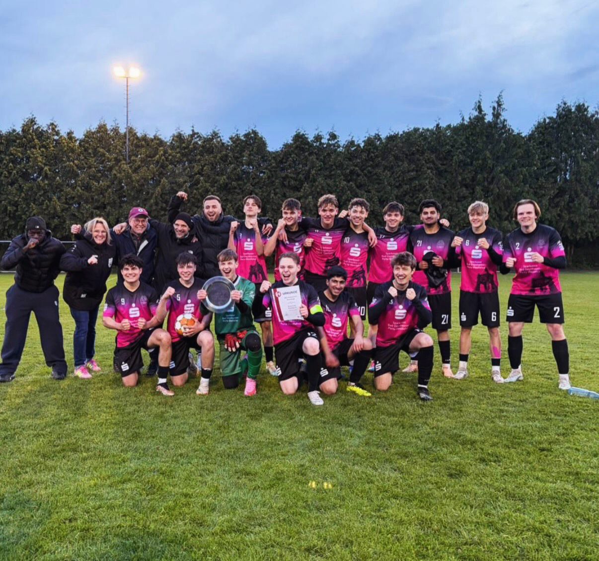 Vorzeitig Meister: Unsere A-Jugend sorgt für Begeisterung und entfacht eine riesige Euphorie 😍⚽️
Mit 10 Siegen aus 10 Spielen, 30 Punkten und einem Torverhältnis von 38:4 hat die Mannschaft die hochverdiente Meisterschaft vorzeitig perfekt gemacht. Zwei Spiele stehen noch aus – jetzt wollen die Jungs natürlich versuchen, die Saison ohne Punktverlust zu beenden.
Besonders schön zu sehen war dabei die Entwicklung der gesamten Mannschaft. Die Jungs sind als Team aufgetreten, haben füreinander gearbeitet und sich den Erfolg gemeinsam verdient. Mit David Peters stellt unsere JSG außerdem aktuell den besten Torjäger der Liga.
Was uns als Verein besonders freut: Viele Spieler aus der A-Jugend sind inzwischen auch fester Bestandteil unserer 1. Mannschaft und bringen sich dort bereits richtig gut ein. Die Jungs übernehmen Verantwortung, entwickeln sich weiter und zeigen schon jetzt, wie wichtig sie für die Zukunft unseres Vereins sein werden.
Auch rund um die Spiele war in dieser Saison einiges los. Gerade bei Heimspielen war der Bergsportplatz oft richtig gut gefüllt und das Interesse an der Mannschaft groß. Ein großer Dank gilt dabei auch den vielen Helferinnen und Helfern rund um die Heimspiele, die seit dieser Saison mit viel Einsatz für das leibliche Wohl gesorgt haben. Diese neue Unterstützung neben dem Platz hat ihren Teil dazu beigetragen, dass die Heimspiele für Mannschaft, Familien und Zuschauer zu besonderen Fußballnachmittagen geworden sind.
Jetzt richtet sich der Blick auf die letzten beiden Ligaspiele und anschließend auf die Aufstiegsrunde. Weitere Infos dazu folgen…
Wir freuen uns darauf – und genauso auf die nächsten Jahre mit dieser Mannschaft. ❤️💚