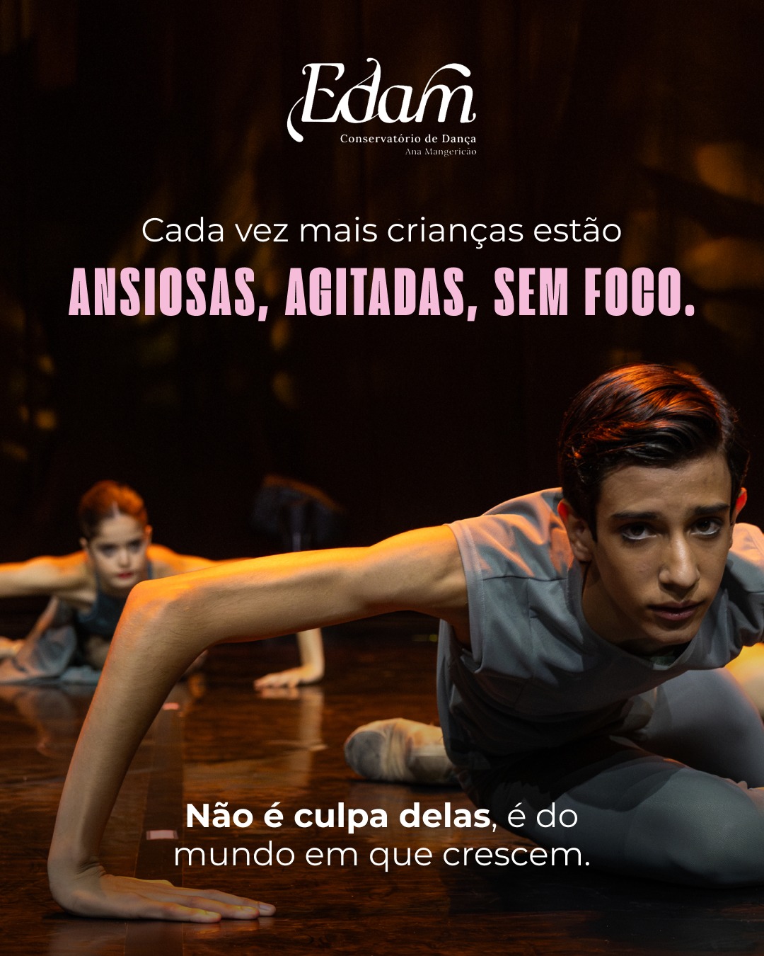 Muitos pais procuram formas de ajudar os seus filhos a lidar melhor com a ansiedade, excesso de estímulos e dificuldade em regular emoções… e a dança pode ter um papel muito importante nesse processo ✨
Mais do que uma actividade artística, a dança ajuda as crianças a desenvolver coordenação, concentração, disciplina, consciência corporal e expressão emocional.
Ao longo das sessões, os alunos aprendem também a respirar melhor, a libertar tensões e a criar uma relação mais equilibrada com o próprio corpo e emoções.
Num mundo cada vez mais acelerado, é essencial que as crianças tenham espaços onde possam sentir, expressar-se e crescer de forma saudável 🤍
Na EDAM, acreditamos na dança como parte do desenvolvimento artístico, emocional e pessoal de cada aluno.
As inscrições para o ano lectivo 2026/2027 já estão abertas para alunos a partir dos 3 anos e os novos alunos podem ainda marcar uma aula experimental para conhecer as aulas, os professores e o ambiente do conservatório ✨
