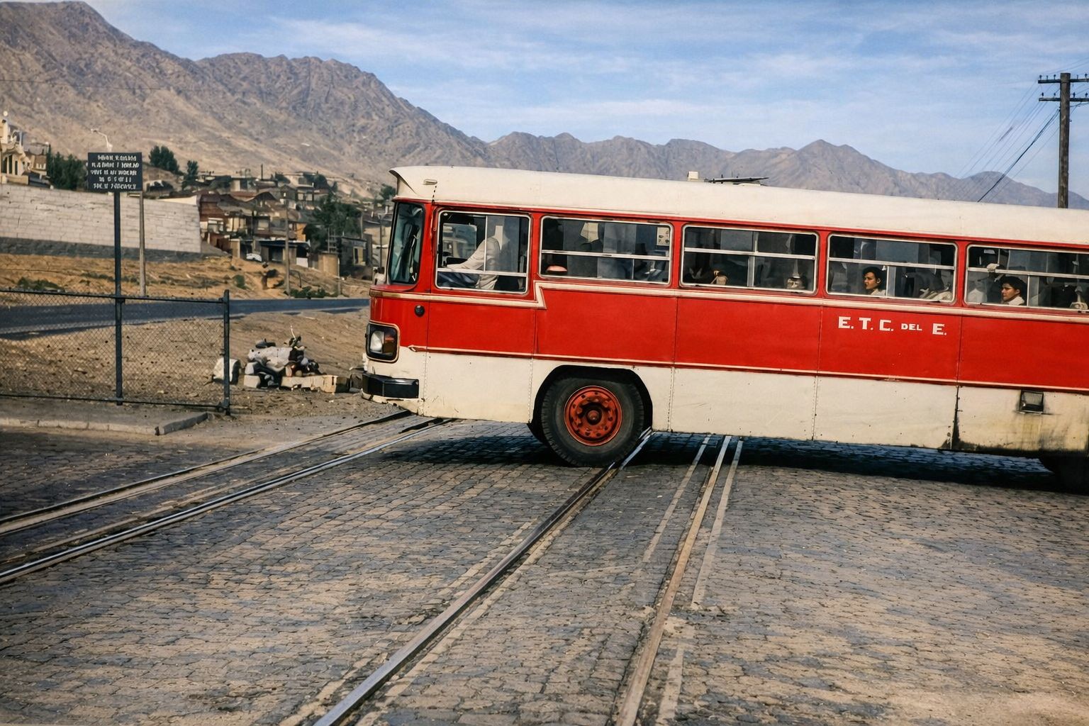 Cruce ferroviario de Miramar con Méndez. ca. 1979
#antofagasta
Créditos: Nelson Ustares
Colorización @carlostalamilla