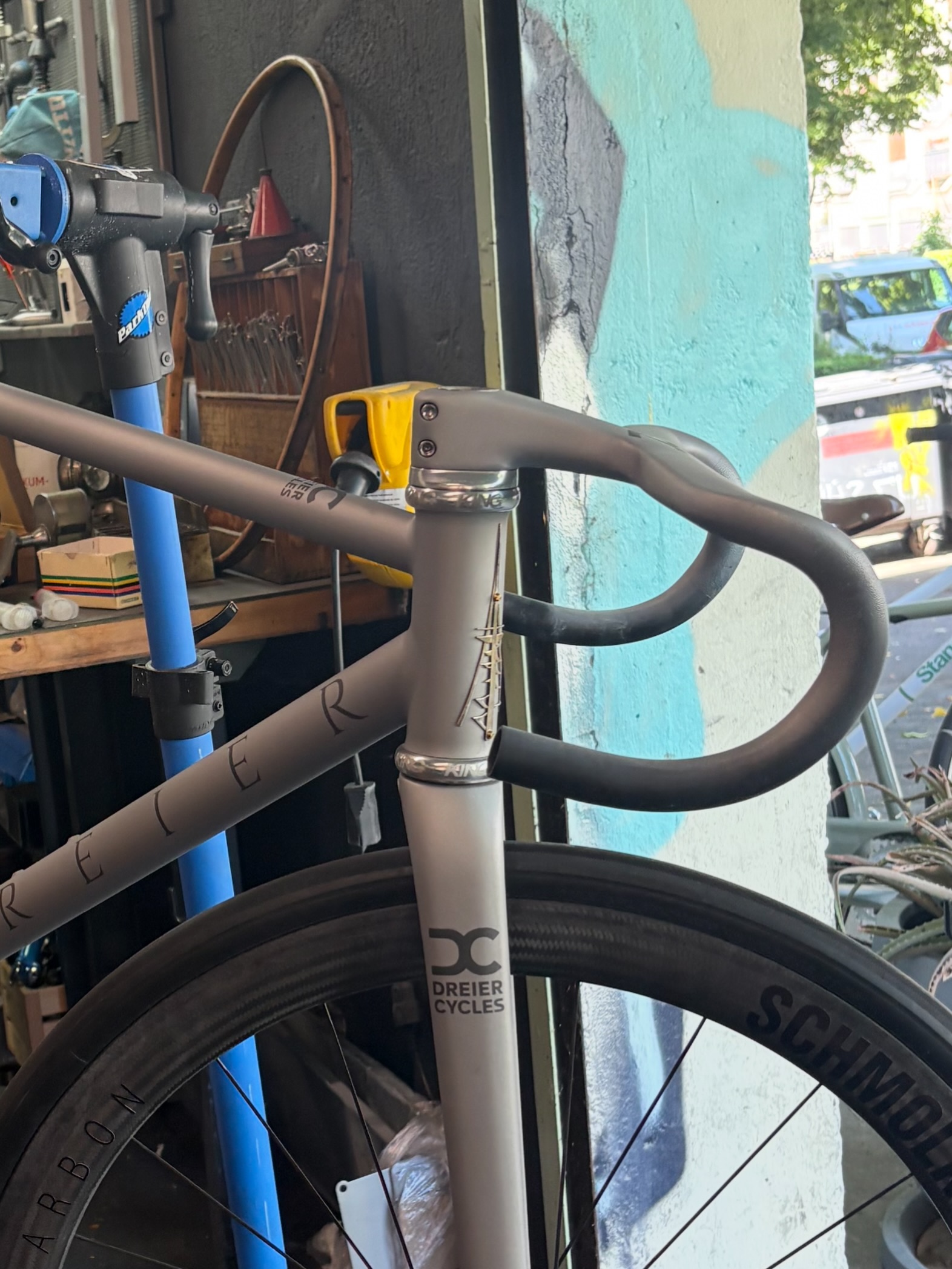 The great advantage of having my own paint booth is that my bikes can change their appearance according to the season or my mood. What could this stealth grey possibly express?