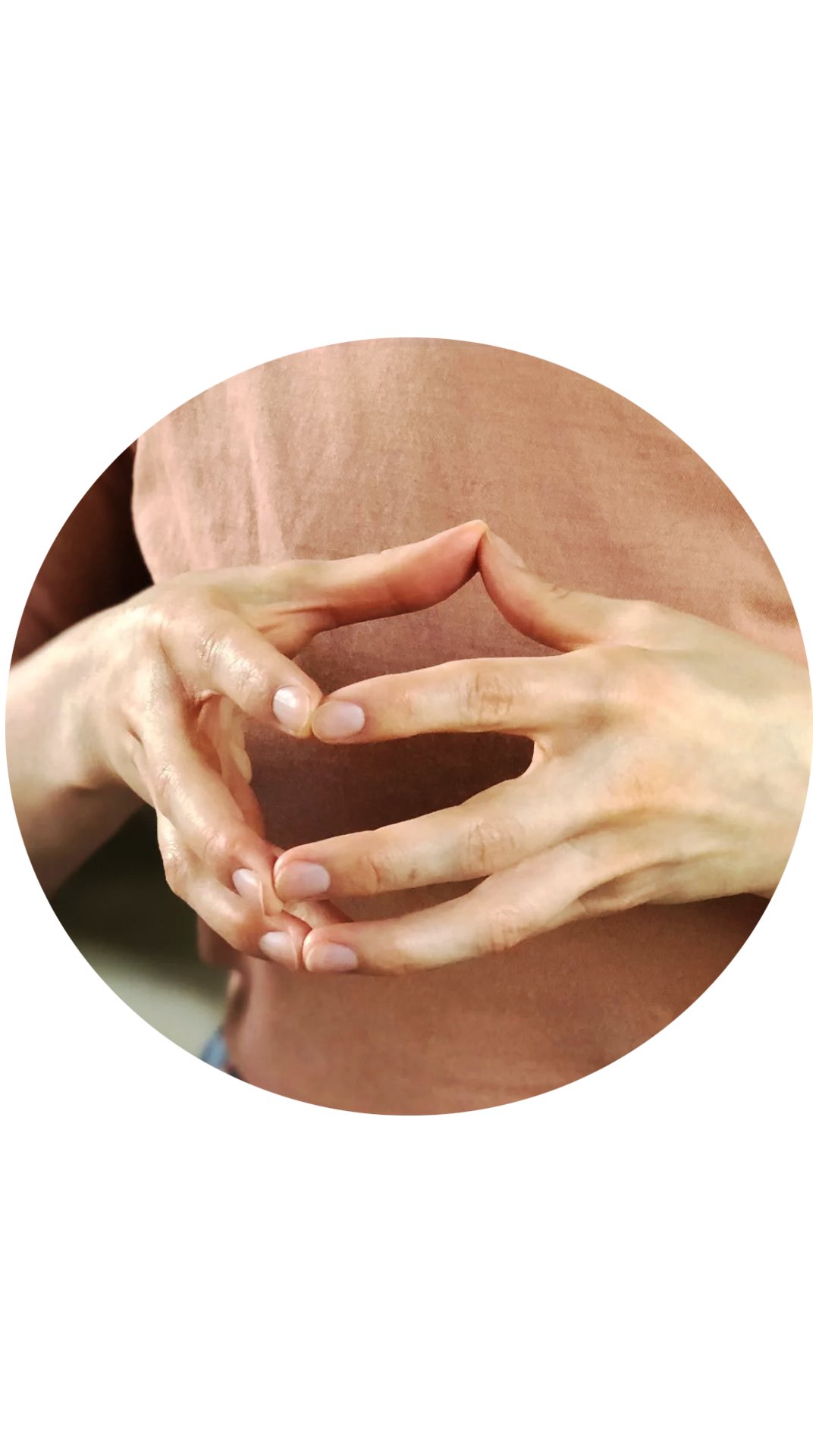 MUDRAS✨ Le pouvoir au bout des doigts ✨
Saviez-vous que vos mains sont de véritables circuits énergétiques reliés directement à votre système nerveux ? 🧠🙌
SoundYoga vous propose une transmission rare ce Samedi 23 mai à 11h pour découvrir la magie et la science des Mudras.
Vous allez pouvoir comprendre d’où vient la puissance de cette technologie très ancienne et universelle.
Au programme
Histoire & Ayurveda 🌿 Les fondements de cette sagesse ancienne.
Neurophysiologie🧠 Comprendre le lien physique entre vos doigts et vos zones cérébrales.
Pratique 🧘♂️ Deux sessions puissantes pour ressentir l’alchimie intérieure.
Une opportunité de donner une nouvelle dimension à votre pratique personnelle.
🤍 Samedi 23 mai à 11h
Réservation sur notre site www.soundyoga.fr
Au plaisir de partager ces secrets avec vous ! 🙏✨