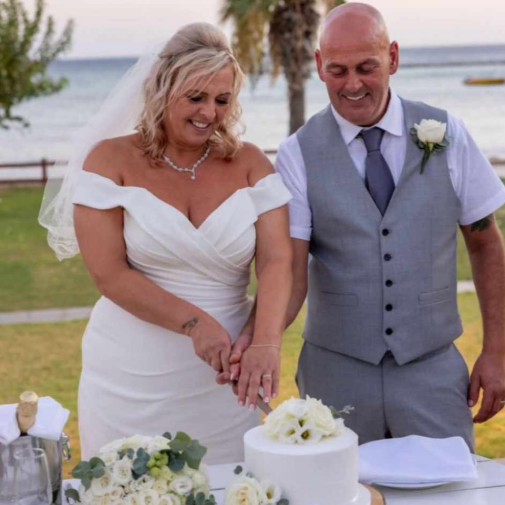 🤍 Jane 🤍
Jane was married in sunny Cyprus 🇨🇾 wearing her gorgeous @essenseofaustralia fitted crepe bridal gown and looked just amazing on her special day 🤩
Many congratulations to Jane and her new husband and thanks for sharing your photo with us xxx
#thebridalloungenewcastleunderlyme #realwedding #realbride #cypruswedding #essensebride