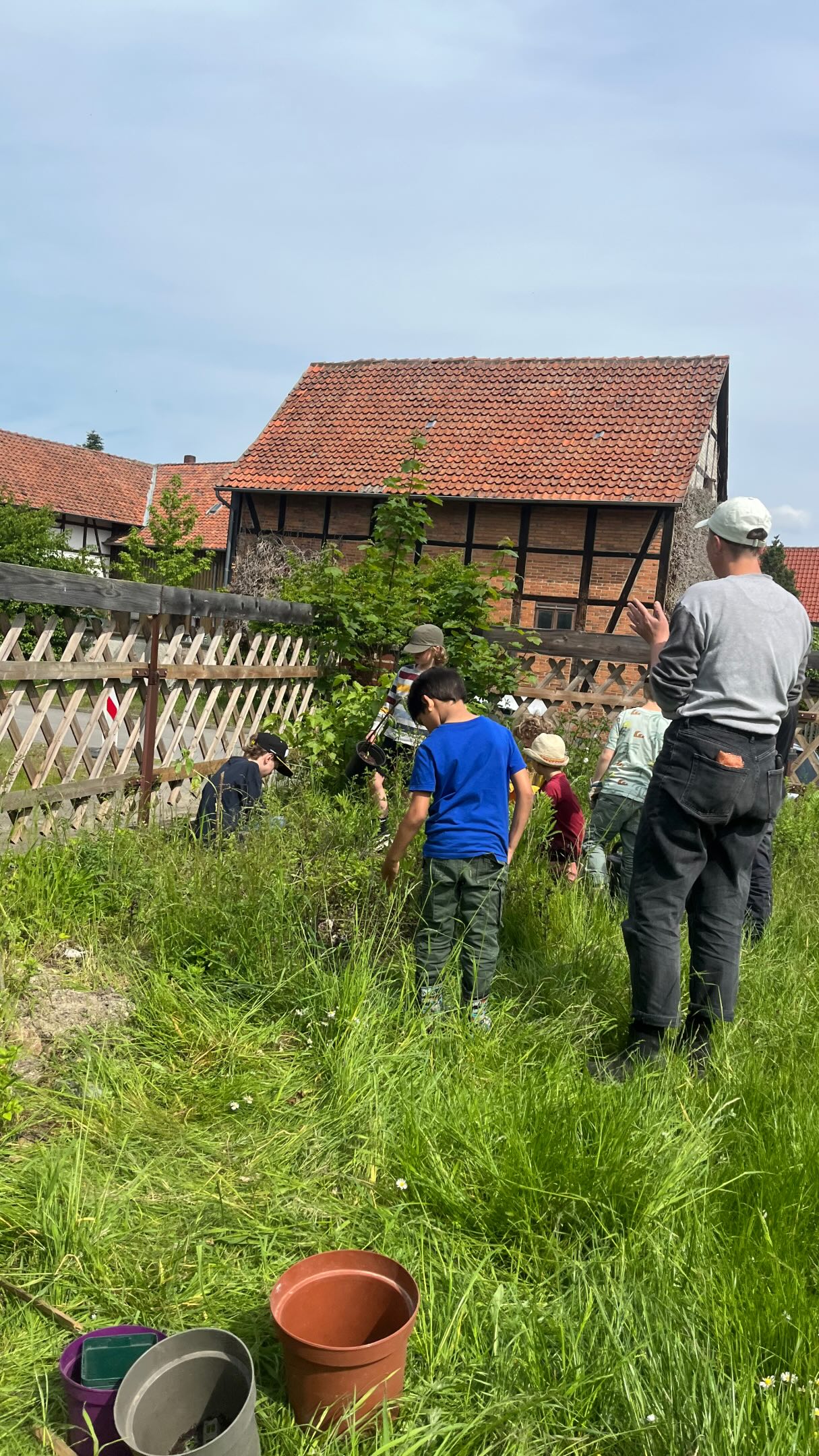 Heute war wieder Draußentag! Die Kinder haben Blumentöpfe für unsere vorgezogenen Tomatenpflänzchen bemalt, Sonnenblumen in unseren Blühstreifen gepflanzt, gefilzt und Fidget-Armbänder geknüpft. 🌻
Das Videomaterial wurde heute hauptsächlich von einem der Kinder aufgenommen. Dadurch konnten wir ein paar besonders authentische Momente einfangen, zum Teil auch kommentiert vom Kamerakind, und daher heute ohne Hintergrundmusik. Nach all den kreativen und gärtnerischen Aufgaben durfte natürlich auch Bewegung nicht fehlen: Zum Abschluss ging es noch auf den Spielplatz zum Toben und Spielen.