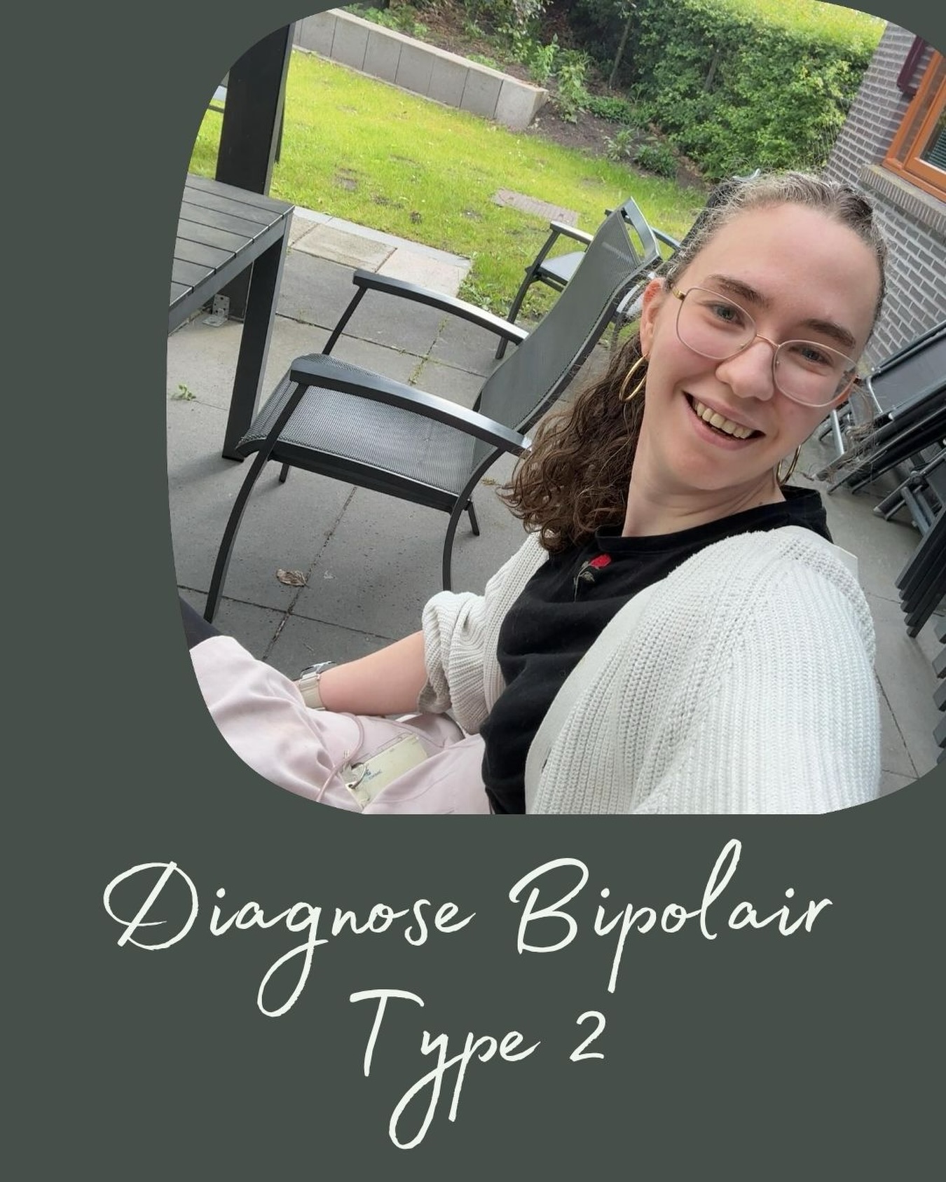 Diagnose bipolaire stoornis type 2
De reden dat ik opgenomen ben is niet mijn cPTSS. In de weken voordat ik werd opgenomen is er enorm veel gebeurd, ik kreeg antidepressiva maar daar reageerde ik ‘net’ iets anders op dan we verwacht hadden. Ik werd er namelijk hypomaan van.
De weken die volgden waren zacht gezegd te omschrijven als interessant. Alles bij elkaar is het een heel erg lang verhaal maar ik kreeg na die eerste hypomane episode, nog een tweede. En die tweede was dusdanig intens dat ik opgenomen moest worden. Zelfs met een forse hoeveelheid medicatie ging het namelijk niet over, en ik pleegde net als in de eerste episode roofbouw op mijn lichaam.
Op dit moment wordt ik ingesteld op Lithium en gebruik ik daarnaast Olanzapine en Lorazepam, om te zorgen dat ik zowel niet weer depressief wordt als niet weer hypomaan. Wat de toekomst gaat brengen weten we niet, maar de diagnose bipolaire stoornis type 2 is duidelijk en daar zal ik de komende tijd mee moeten gaan leren leven.
Ik deel dit omdat ik open wil zijn over mijn mentale gezondheid en de reden voor mijn opname. Daarnaast vind ik dat ondanks dat er een enorm stigma ligt op een diagnose als een bipolaire stoornis er wel open over gepraat moet kunnen worden.
Dus ik ben Merel en ik heb (naast alle lichamelijke dingen) cPTSS en een bipolaire stoornis type 2