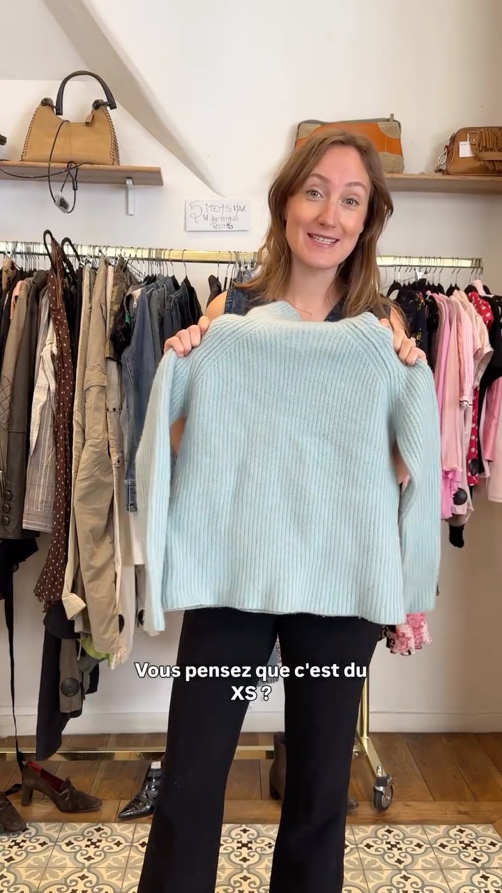 Faites attention la prochaine fois que vous achetez un pull vintage / de seconde main à son aspect.
Si la maille est toute serrée, c’est le signe d’un pull feutré, c’est-à-dire qui a rétréci à la machine, et non d’un pull trop petit 😶🌫️
Ça vous est déjà arrivés d’acheter une maille dans cet état sans vous en rendre compte ?
#boutiquevintage #boutiquevintageparis #friperieparis friperie parisienne thrift shop conseils friperie tips pull entretien pull conseils seconde main