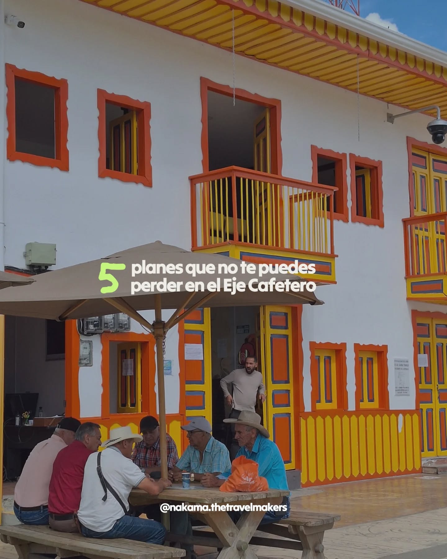 Si estás pensando en viajar al Eje Cafetero de Colombia, guarda esto ⬇️
Para nosotras, esta zona es el inicio perfecto para conocer Colombia: naturaleza, calma y planes sencillos que se disfrutan muchísimo.
Aquí van 5 imprescindibles:
✨️Filandia
Menos turístico que Salento, pero igual (o más) bonito. Calles de colores, ambiente tranquilo y vistas brutales.
✨️ Finca cafetera
Entender el café desde la raíz cambia totalmente cómo lo ves. Desde la semilla hasta la taza… nada es casualidad.
✨️ La plaza del pueblo
Uno de los mejores planes: ya sea en Salento o en Filandia, sentarte en un banco, comer algo y ver la vida pasar. Sin prisa.
✨️Comida local
Desde un aborrajado (plátano con queso) hasta una buena trucha, la bandeja paisa o cualquier panadería local. Aquí se come MUY bien.
✨️El tejo
Juego típico colombiano donde lanzas un disco… y puede explotar debido a la pólvora que le colocan. Una experiencia muy local.
El Eje Cafetero va de disfrutar de lo simple.
¿Añadirías algún plan más?
#ejecafeterocolombia #salento #filandia #café #gastronomía