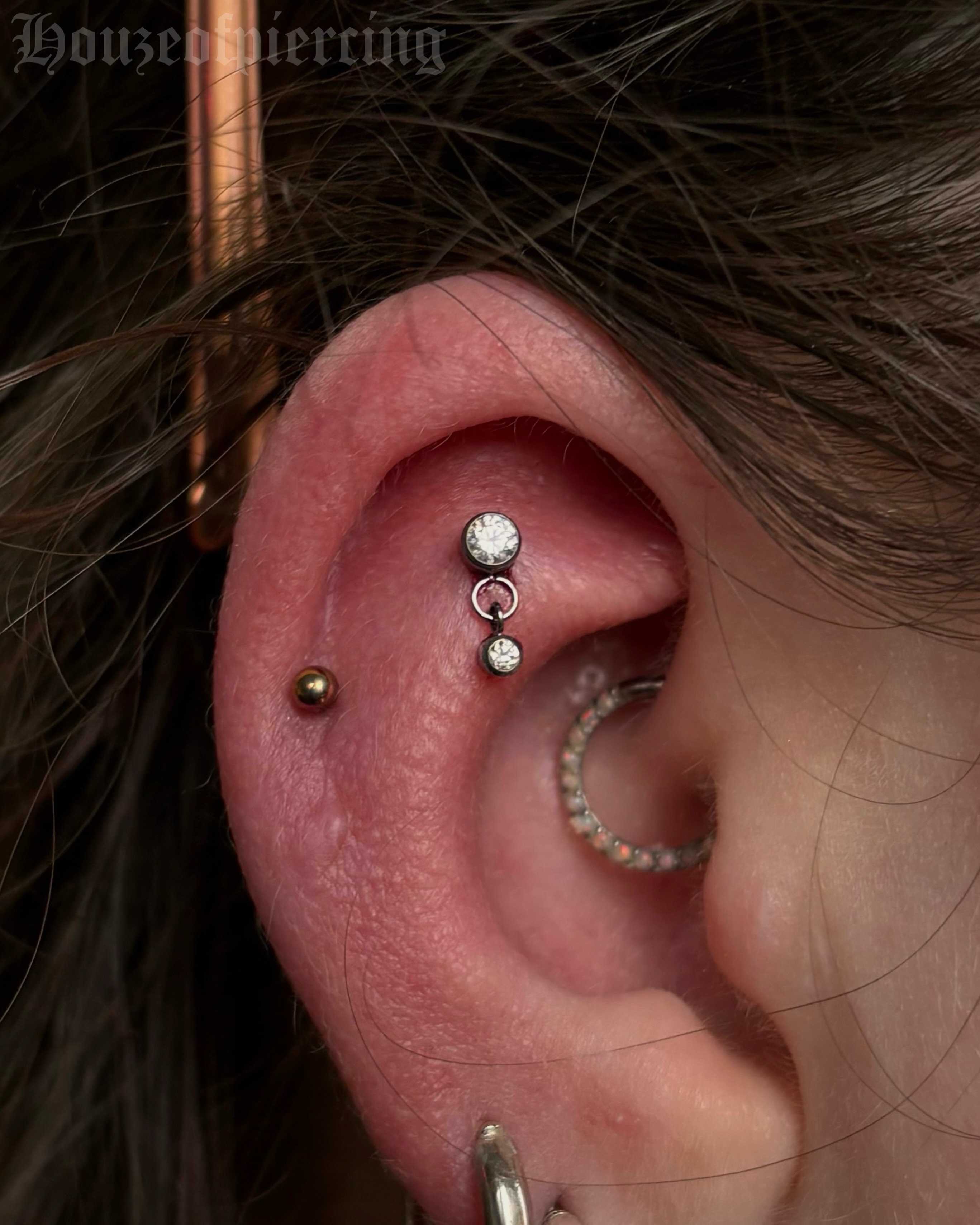 ✨ Piercer’s Choice ✨
I was absolutely itching to put one of these CZ dangles from @inariorganics in a flat! Sadly it was my last one but I do have them available in other colour options
prepped with @purklenz
pierced with @probodyart
jewellery from @inariorganics @inariorganics_uk
cooled with @neilmedpiercingaftercare
supplies from @probodyart @aces_supply and @holymountainsupplies
🖤 @venusinfurs.ie 14 Exchequer St, Dublin 2
⛓️ Tuesday to Saturday, booking link in bio
#piercing #piercer #flatpiercing #earpiercing #safepiercing