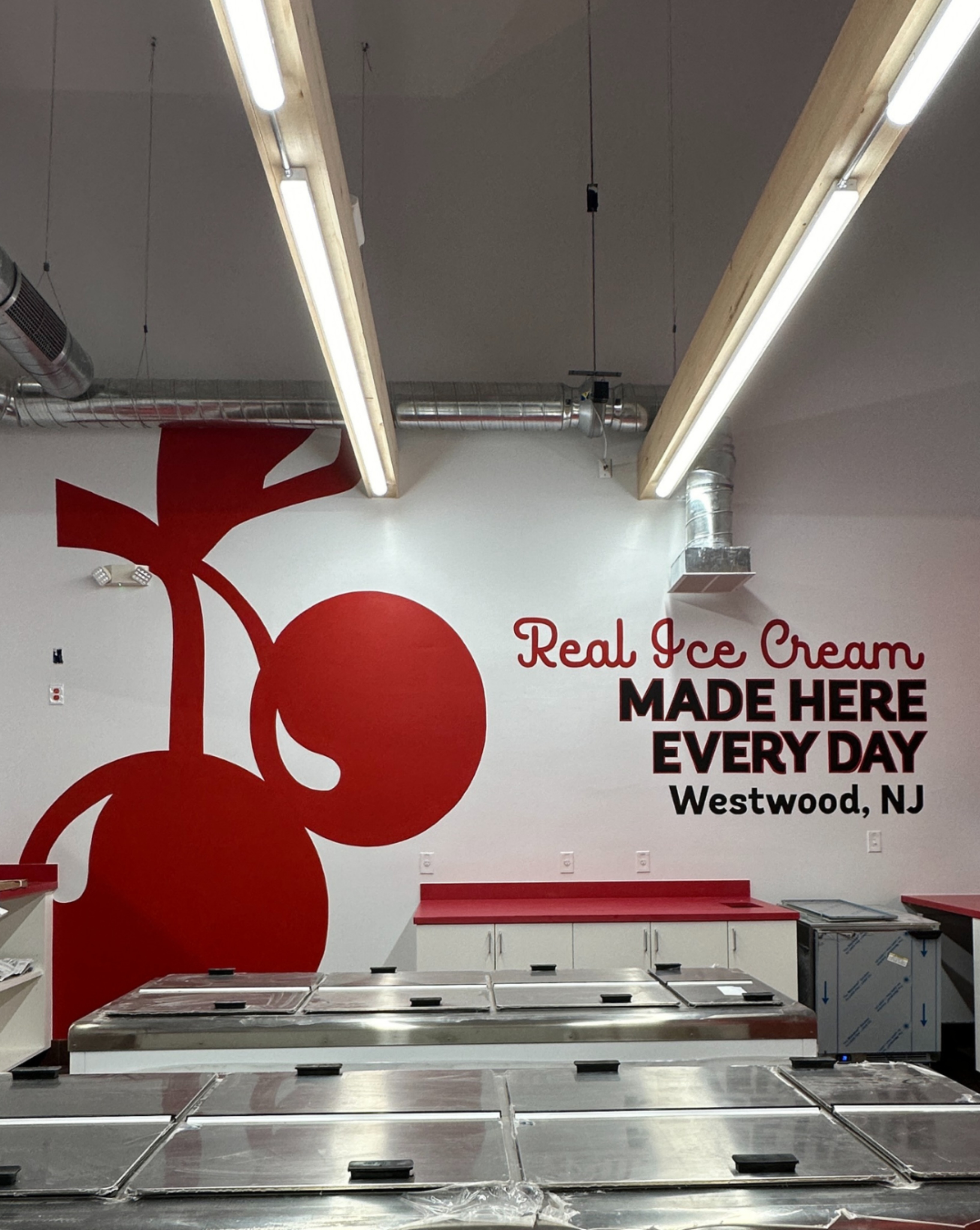 Crazy how this started as just a plain wall…
and now it actually feels like part of the whole space
Little details like this really change the vibe.
Honestly had so much fun bringing this one to life.
#westchestermurals #icecream #mural #artist #artwall