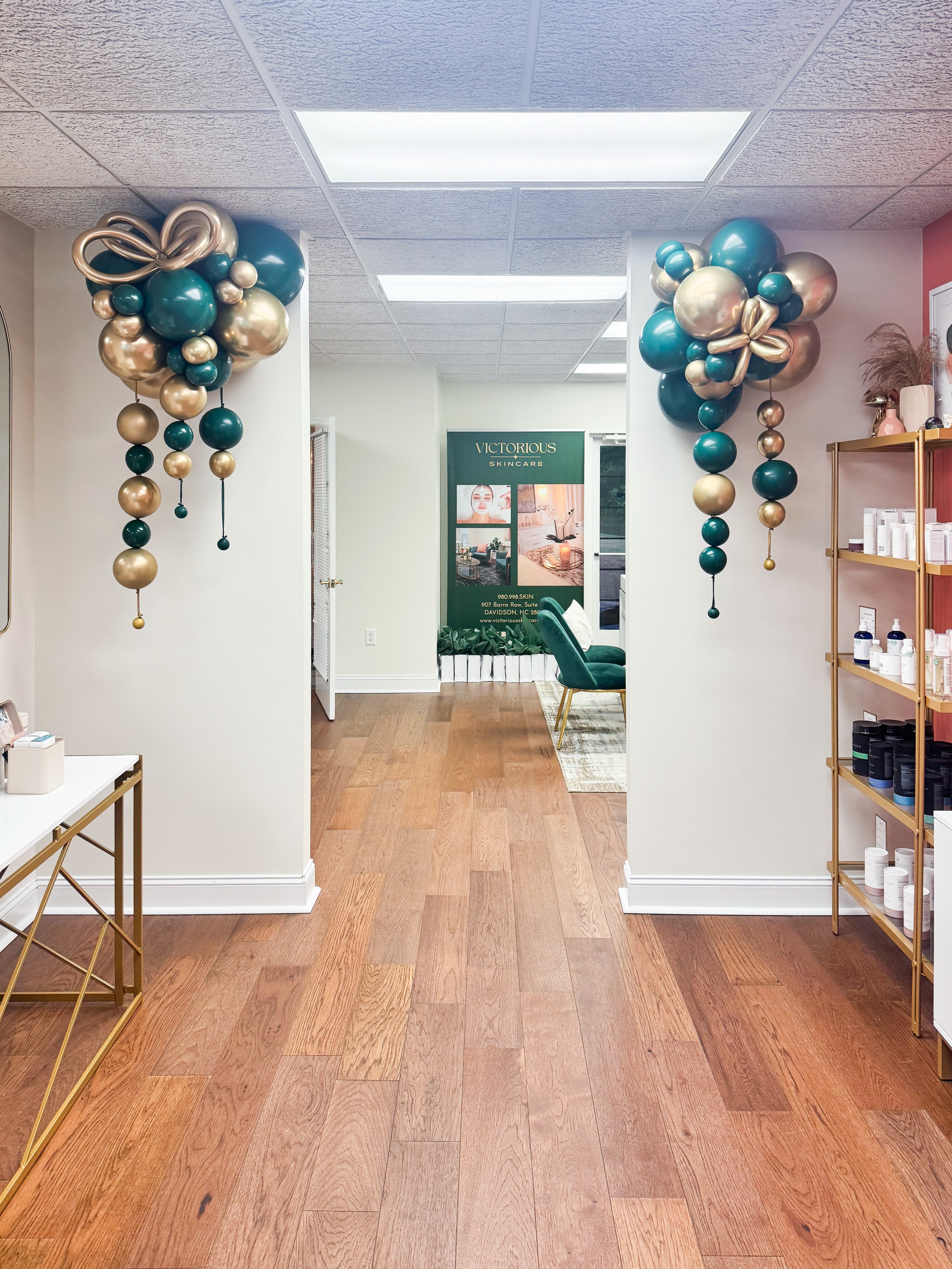 ✨Victorious Skincare microneedling event✨
We were honored to create fun balloon accents to elevate the space for Victoria’s event! From personal experience, I can truly say her quality of service is outstanding. Victoria is incredibly knowledgeable about skincare and consistently goes above and beyond for her clients. 👏
She often hosts great events in her space—make sure you follow her to check them out! @victorious_skincare