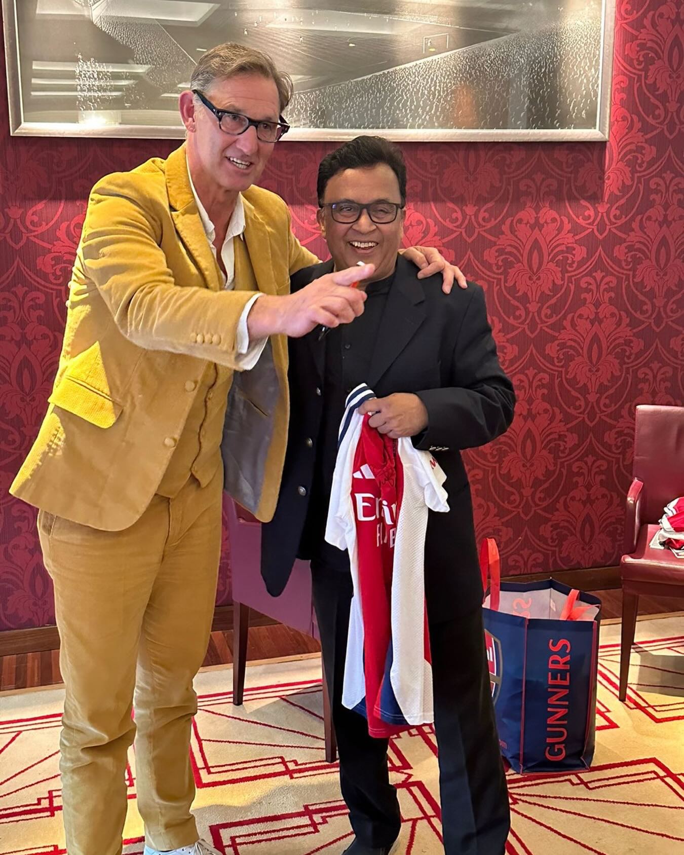 On the #Arsenal big win day, recalling a personal Arsenal moment. Iconic captain Tony Adams giving me a signed jersey!
But #fandom & #branding are strong forces. I cannot wear or display that prized jersey. Both sons are devoted ManU fans 😢!!