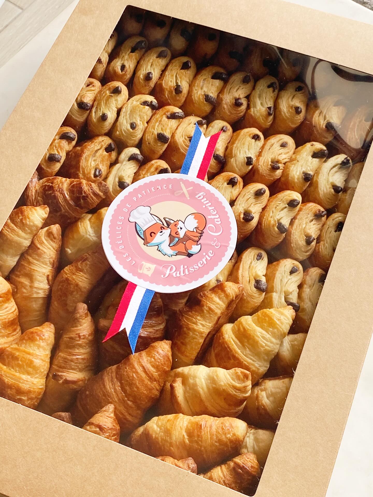 How to say “I’m French” without saying it? 🇫🇷🤓
Bake it.
Golden croissants, buttery pains au chocolat, homemade madeleines and canelés… all baked with French savoir-faire in Hong Kong.
Perfect for breakfast meetings, brunches and corporate events.
✨ Bringing a Taste of France to Hong Kong.
#FrenchBakeryHK
#BreakfastCateringHK
#CroissantsHongKong
#CorporateCateringHK
#LesDelicesDePatience