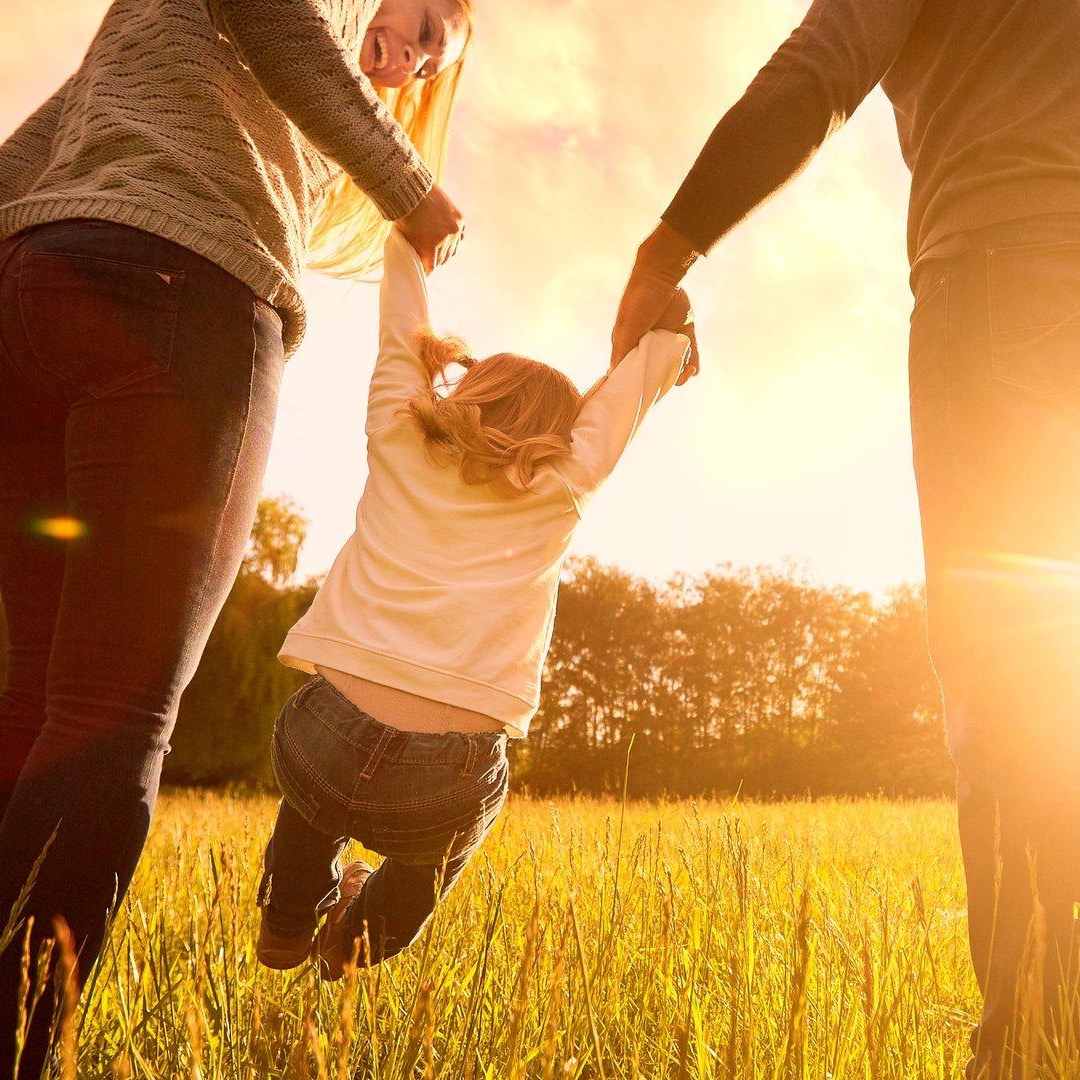 Wie werden Kinder zu selbstbewussten, empathischen und friedliebenden Menschen?
Diese Frage bewegt wahrscheinlich viele von uns als Eltern.
Und vielleicht liegt die Antwort nicht in noch mehr Druck, noch mehr Optimierung oder noch mehr Perfektion.
Sondern in Beziehung.
In Sicherheit.
In echter Verbindung.
Und manchmal auch einfach in gemeinsamem Lachen mitten im Chaos des Familienalltags.
Kinder brauchen nicht nur Grenzen und Orientierung.
Sie brauchen Erwachsene, die emotional erreichbar bleiben.
Die zuhören.
Die sich entschuldigen können.
Die Gefühle ernst nehmen.
Und die zeigen:
Du musst nicht perfekt sein, um wertvoll zu sein.
In meinem neuen Blogartikel schreibe ich darüber,
✨ warum sichere Bindung so wichtig ist
✨ wie Empathie überhaupt entsteht
✨ weshalb Friedensfähigkeit bereits in der Kindheit beginnt
✨ warum Selbstfürsorge kein Egoismus ist
✨ und weshalb Leichtigkeit und Humor Familien oft mehr helfen als ständige Selbstoptimierung
Denn Familienleben darf sich auch leicht anfühlen. 🤍
Vielleicht brauchen Kinder keine perfekte Kindheit.
Sondern Menschen, die ihnen ehrlich, liebevoll und lebendig begegnen.
Den neuen Artikel findet ihr jetzt auf DanielaSchramm.de ✨
#Bindungsorientiert #Elternschaft #Familienleben #Selbstbewusstsein #Empathie #KinderBegleiten #FriedvolleKindheit #Bedürfnisorientiert #ElternSein #DanielaSchramm